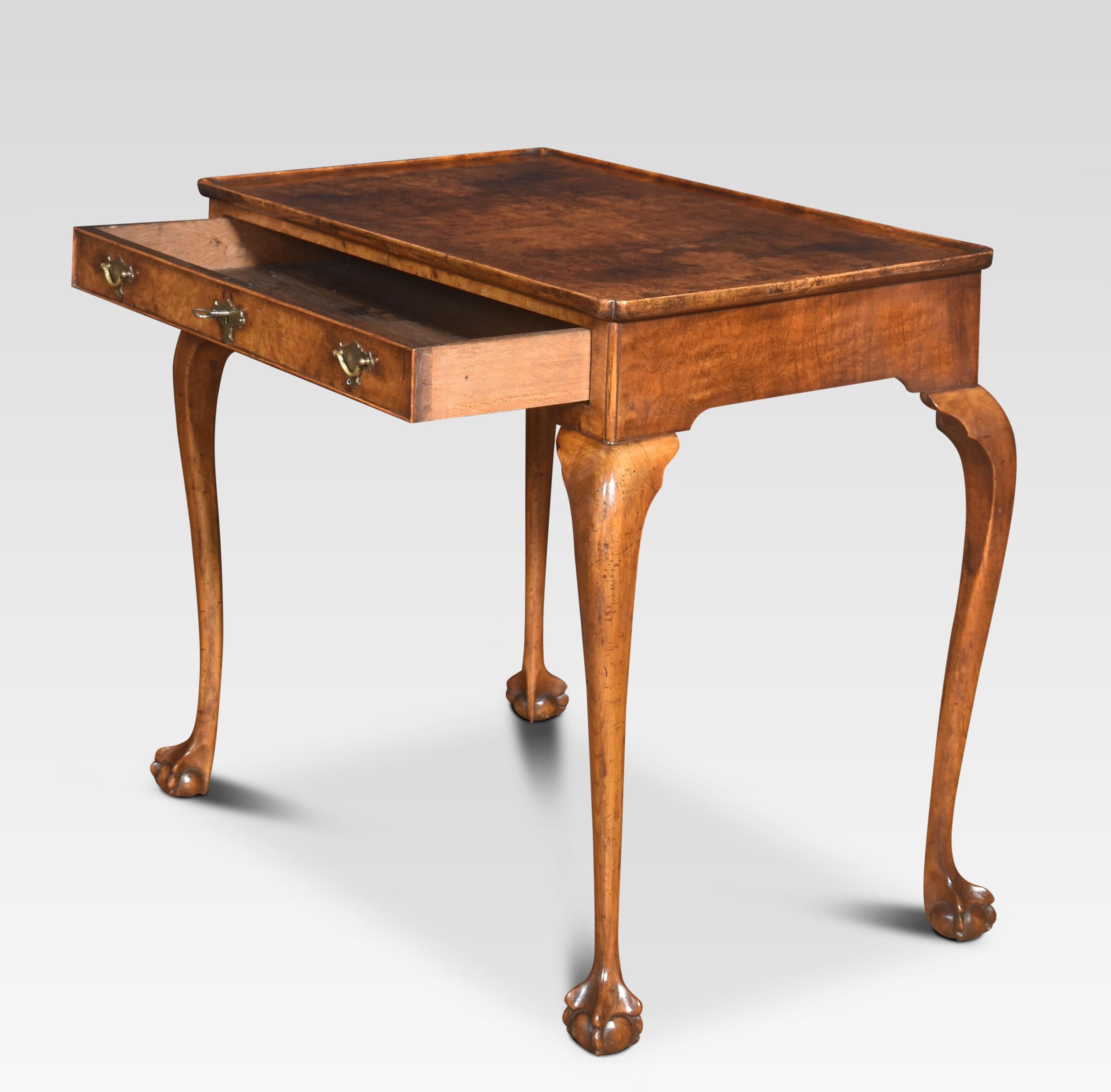 Silberner Tisch aus gemasertem Nussbaumholz (19. Jahrhundert) im Angebot