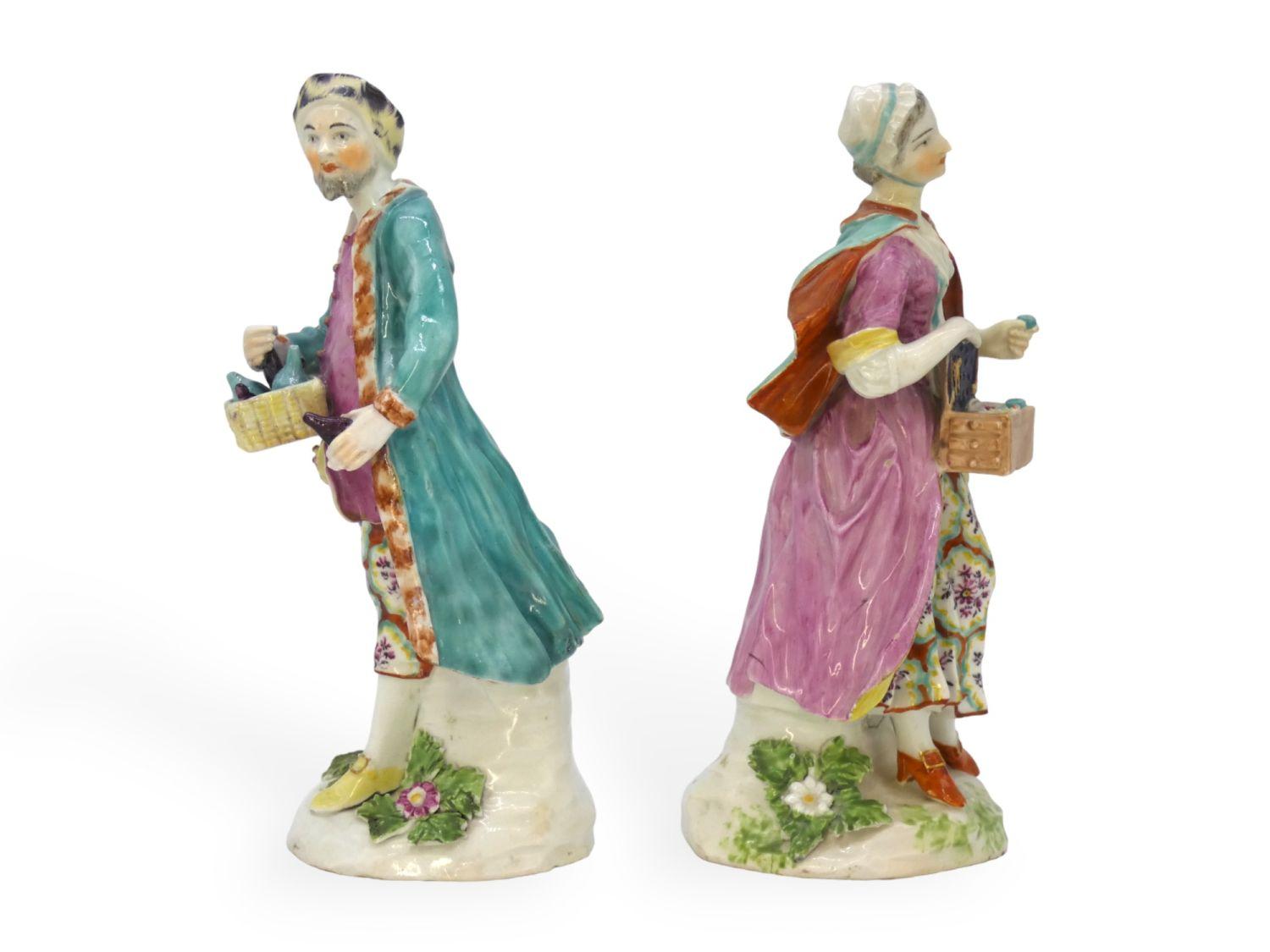Figures d'un colporteur juif et de sa femme, Derby, Angleterre, vers 1770
Cette paire de figurines en céramique de Derby, datant d'environ 1760, représente un personnage de plus en plus visible dans l'Angleterre du XVIIIe siècle : le colporteur