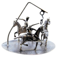 Figuren von Rittern in einem Rund, die Sport treiben