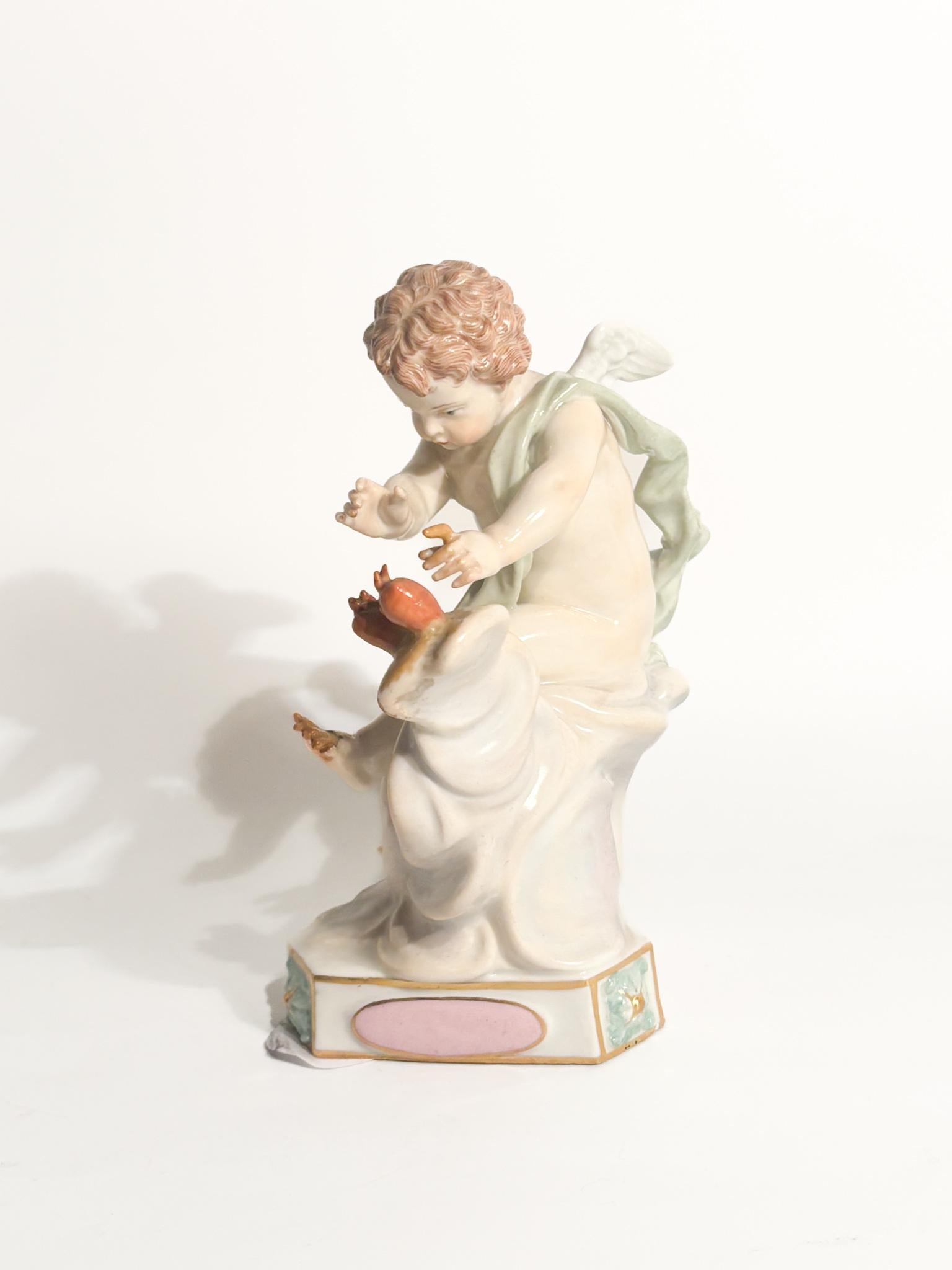 Statuina raffigurante il Putto dell'Amore in porcellana di Meissen, realizzato nel 1800. La statuina potrebbe aver subito dei restauri.

Ø cm 10 Ø cm 6 h cm 13

La porcellana di Meissen è considerata uno dei primi e più pregiati esempi di porcellana