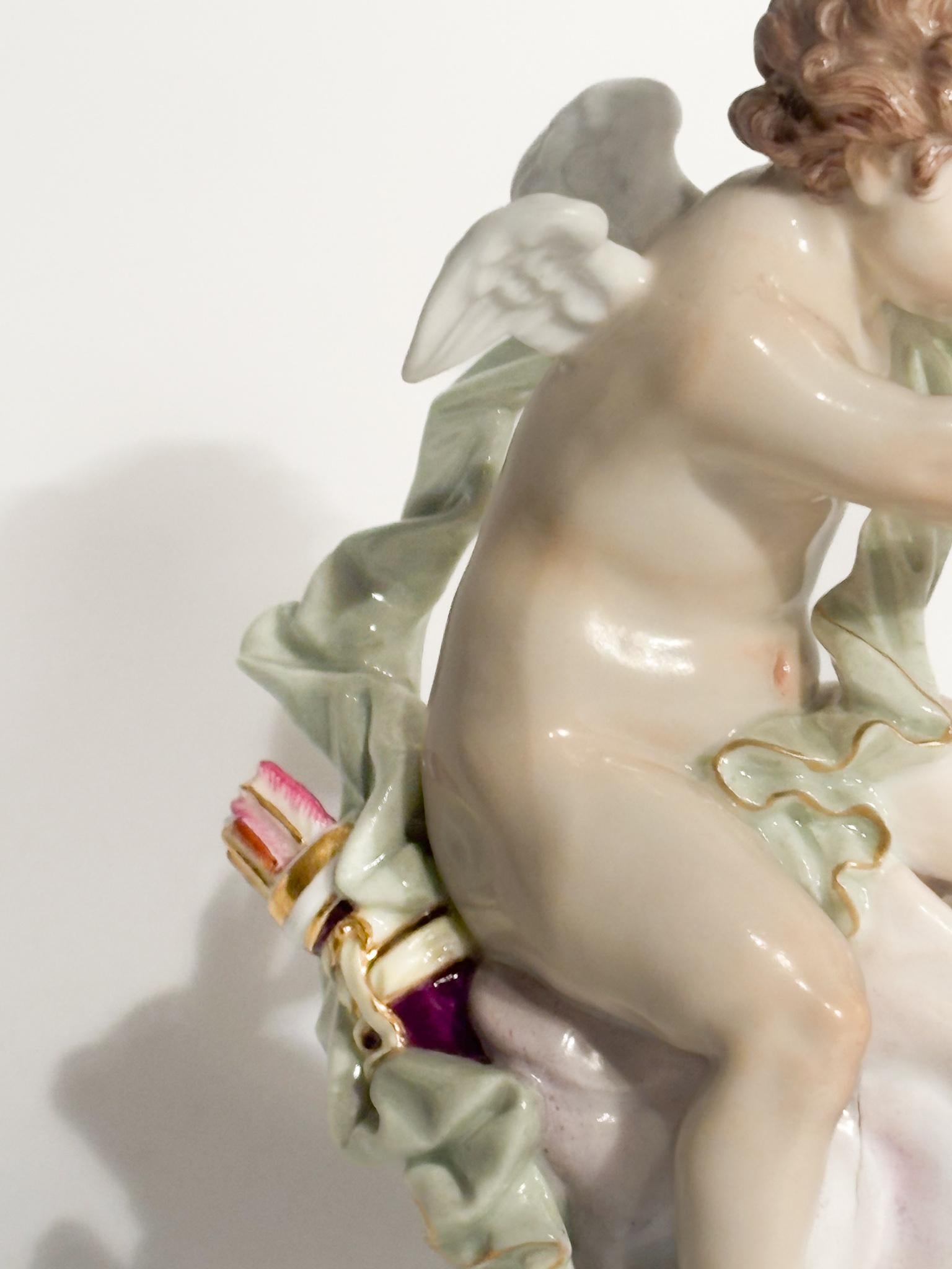 Fine XIX secolo Figurina di Putto dell'Amore in Porcellana di Meissen del 1800 in vendita