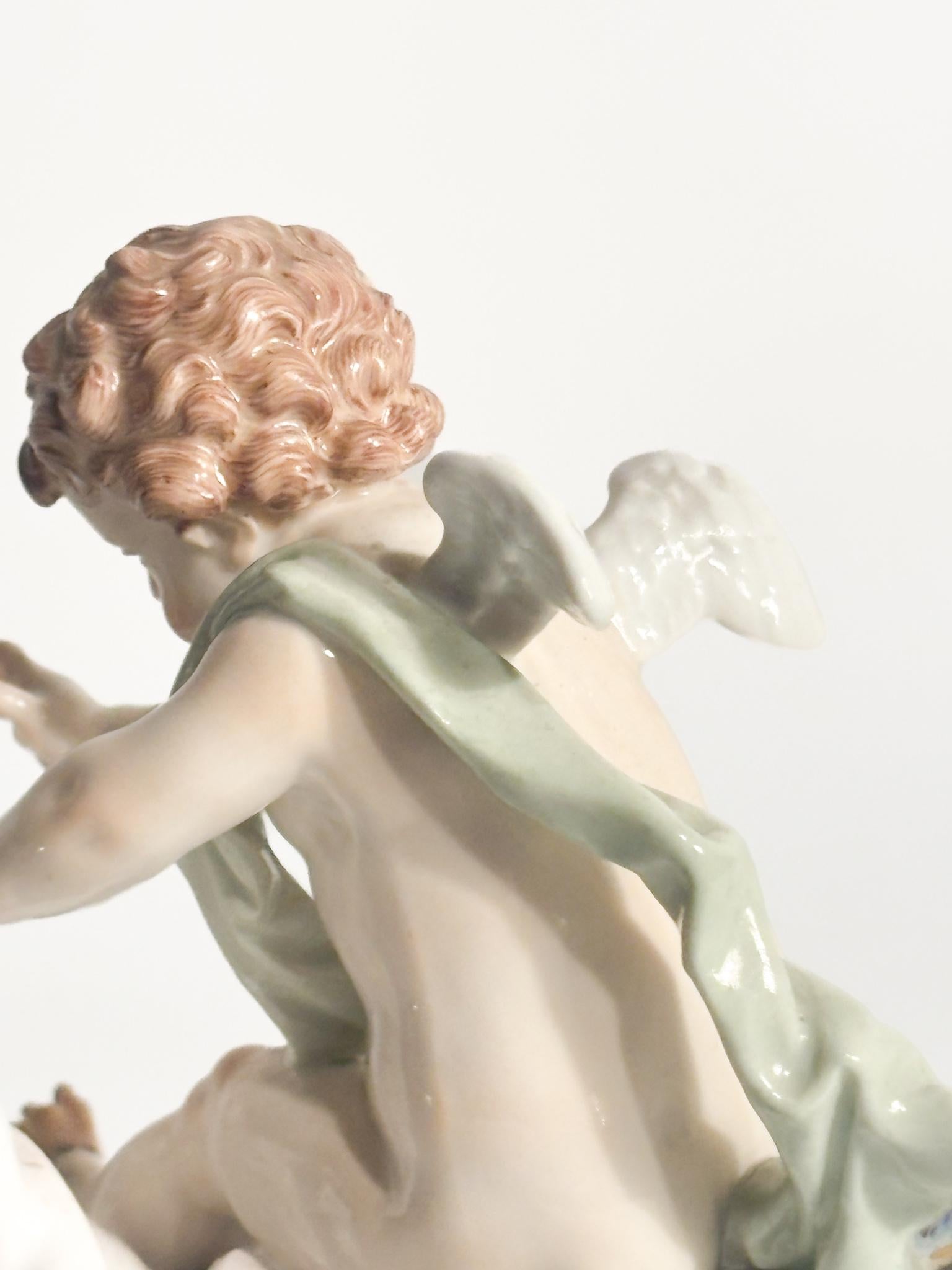 Figurina di Putto dell'Amore in Porcellana di Meissen del 1800 in vendita 2