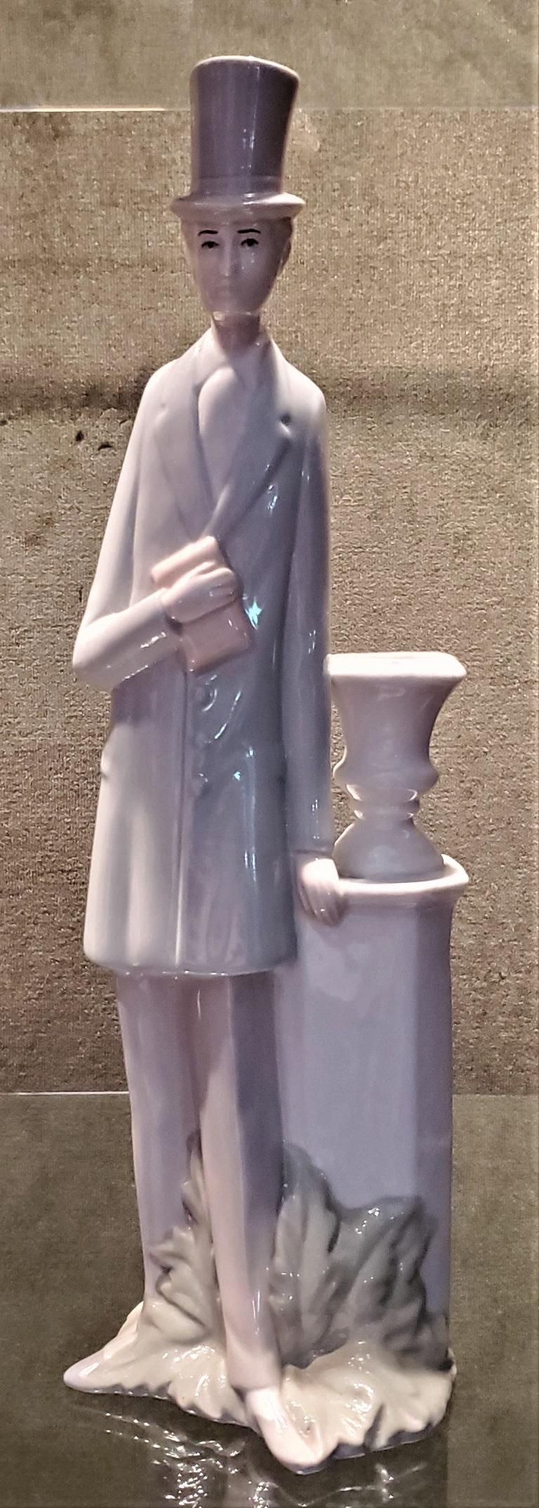 Figurine von Porcelanas Miguel Requena eines Herrn mit Kerzenständer Jardinière (Hochviktorianisch) im Angebot