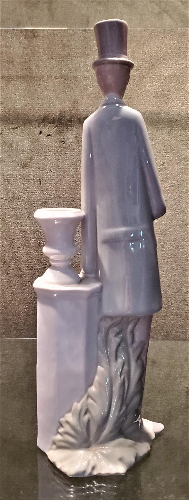 Figurine von Porcelanas Miguel Requena eines Herrn mit Kerzenständer Jardinière (Spanisch) im Angebot