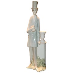 Figurina di Porcelanas Miguel Requena di Gentiluomo con candeliere Jardinière