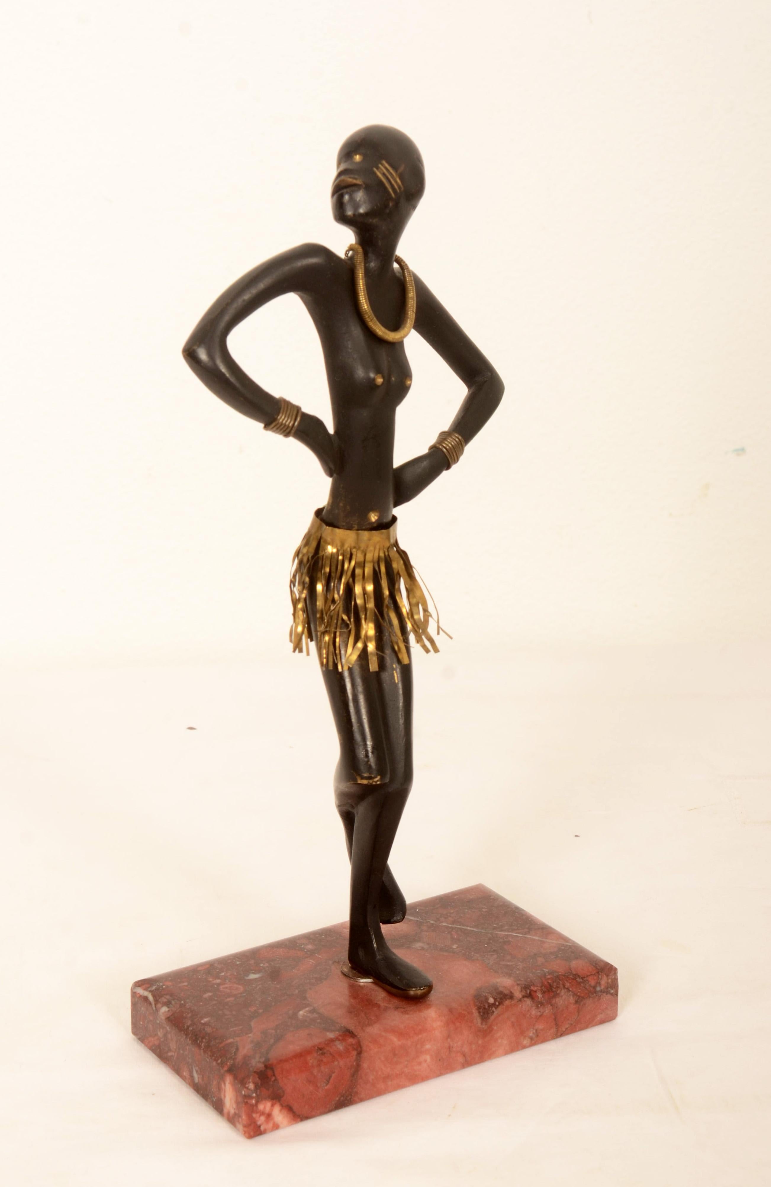 Figurine en laiton représentant une femme africaine dansant. Fabriqué par Werkstätte Hagenauer Wien dans les années 1950. 