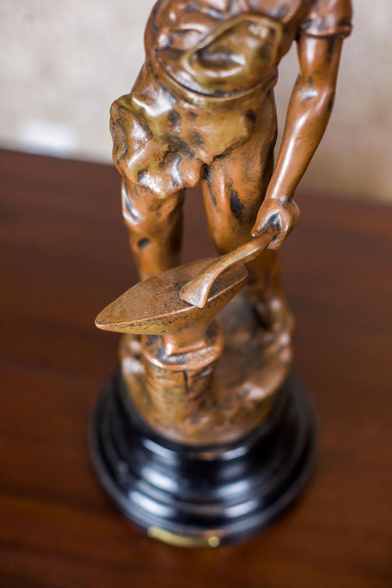 Milieu du XXe siècle Figurine d'un forgeron conçue par Auguste Moreau dans les années 1930 en vente