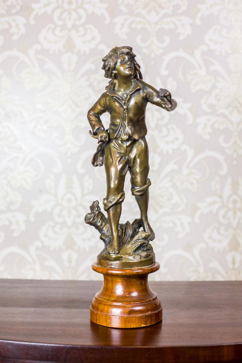 We present you this bronzed Zamak figurine depicting a boy carrying a basket of grapes on his back.
The pedestal is made of wood.
Furthermore, there is an unidentified signature of “J.P” on the cast.

The item is in very good condition.