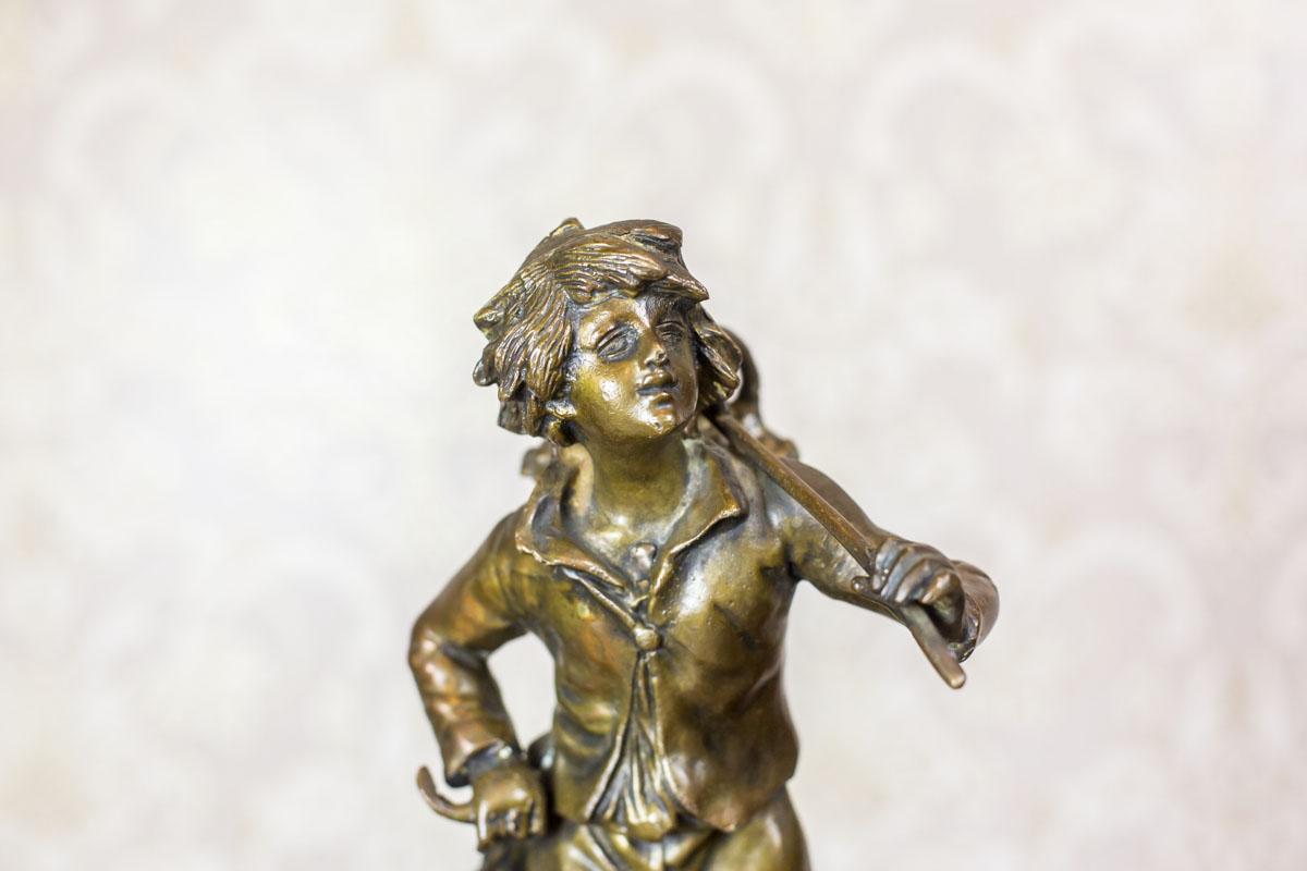 Figurine d'un garçon des années 1930, signée Bon état - En vente à Opole, PL