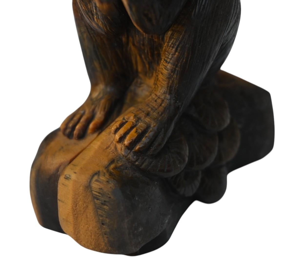 Figurine d'un singe sculptée dans l'œil d'un tigre  (pierre), début 1900 en vente 3