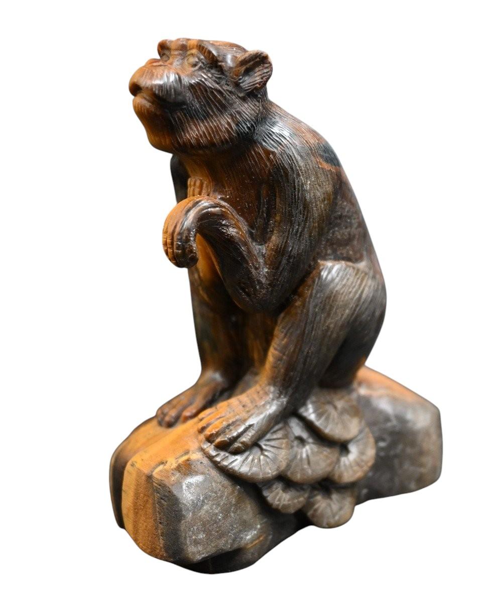 Figurine d'un singe sculptée dans l'œil d'un tigre  (pierre), début 1900 en vente 4