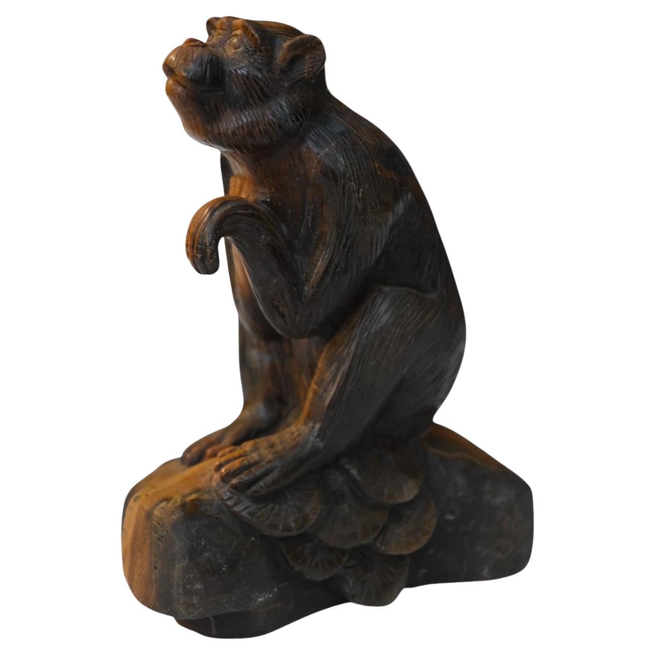 Figurine d'un singe de qualité sculptée dans de l'oeil de tigre (pierre)
Monobloc sculpté
Hauteur 9 cm
Début du 20e siècle