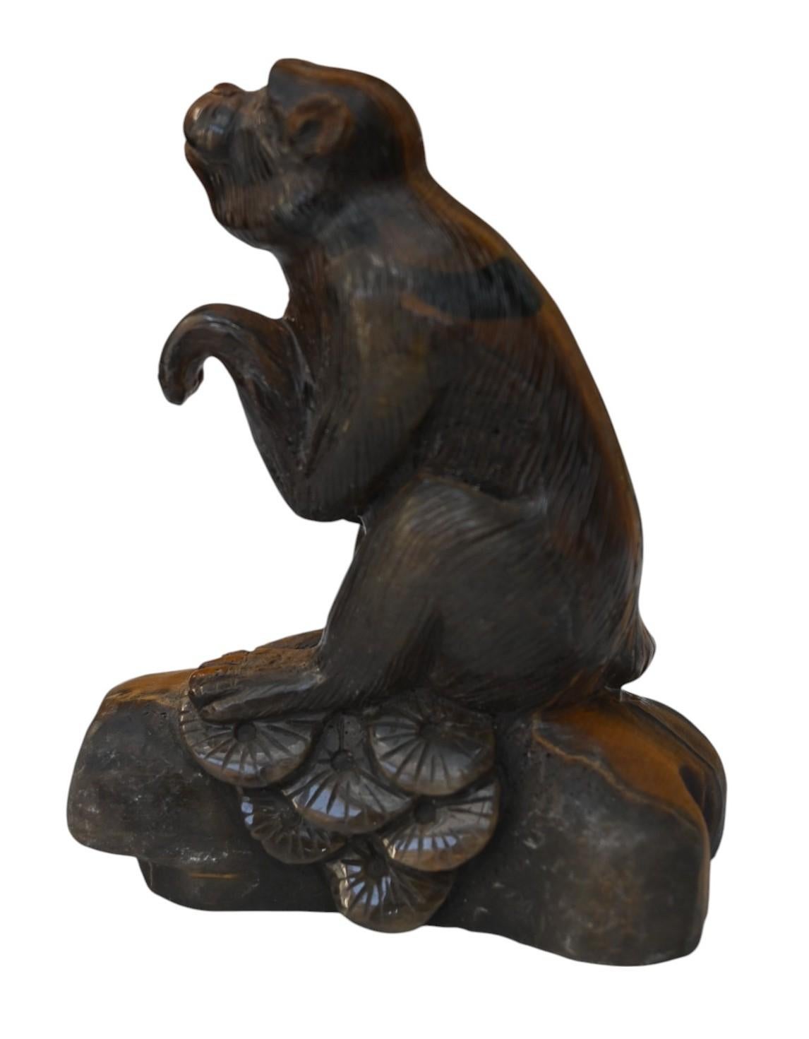 Néo-classique Figurine d'un singe sculptée dans l'œil d'un tigre  (pierre), début 1900 en vente