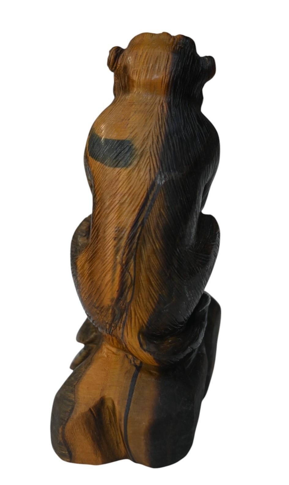 Sculpté à la main Figurine d'un singe sculptée dans l'œil d'un tigre  (pierre), début 1900 en vente