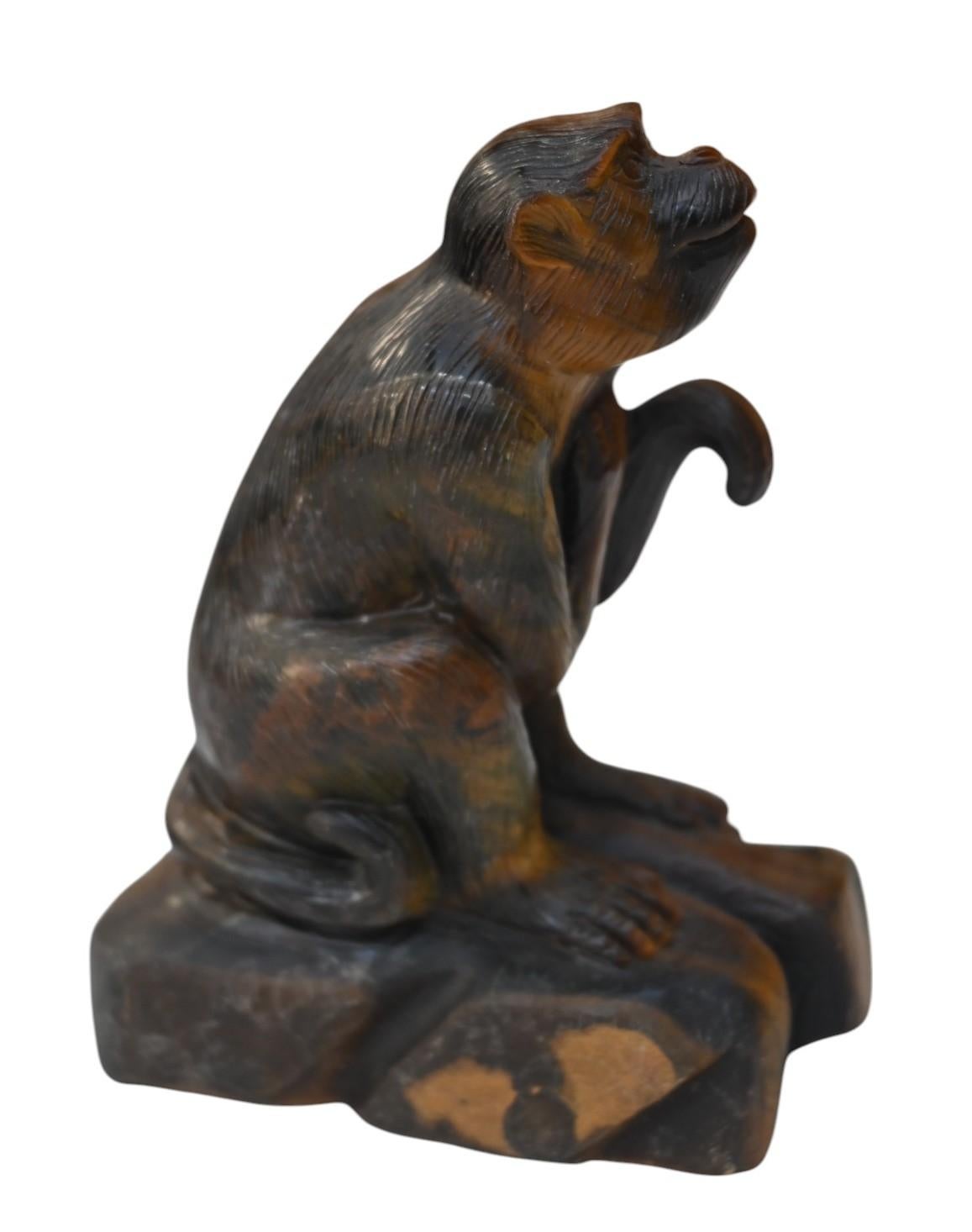 Figurine d'un singe sculptée dans l'œil d'un tigre  (pierre), début 1900 Bon état - En vente à Bilzen, BE