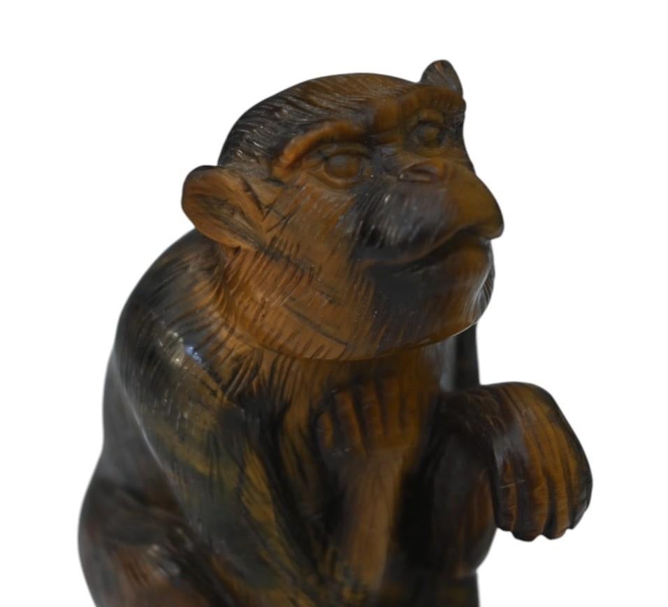 Pierre précieuse Figurine d'un singe sculptée dans l'œil d'un tigre  (pierre), début 1900 en vente