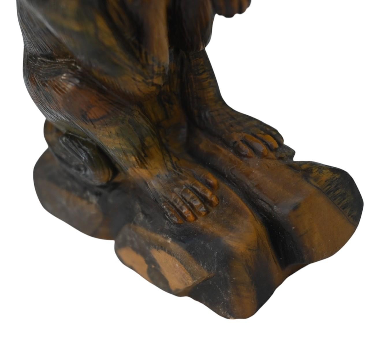 Figurine d'un singe sculptée dans l'œil d'un tigre  (pierre), début 1900 en vente 1