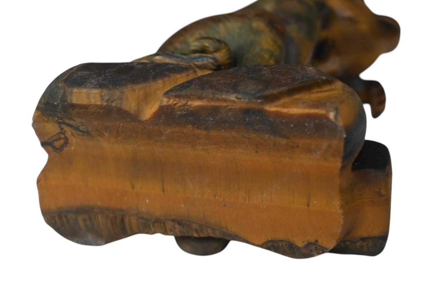Figurine d'un singe sculptée dans l'œil d'un tigre  (pierre), début 1900 en vente 2