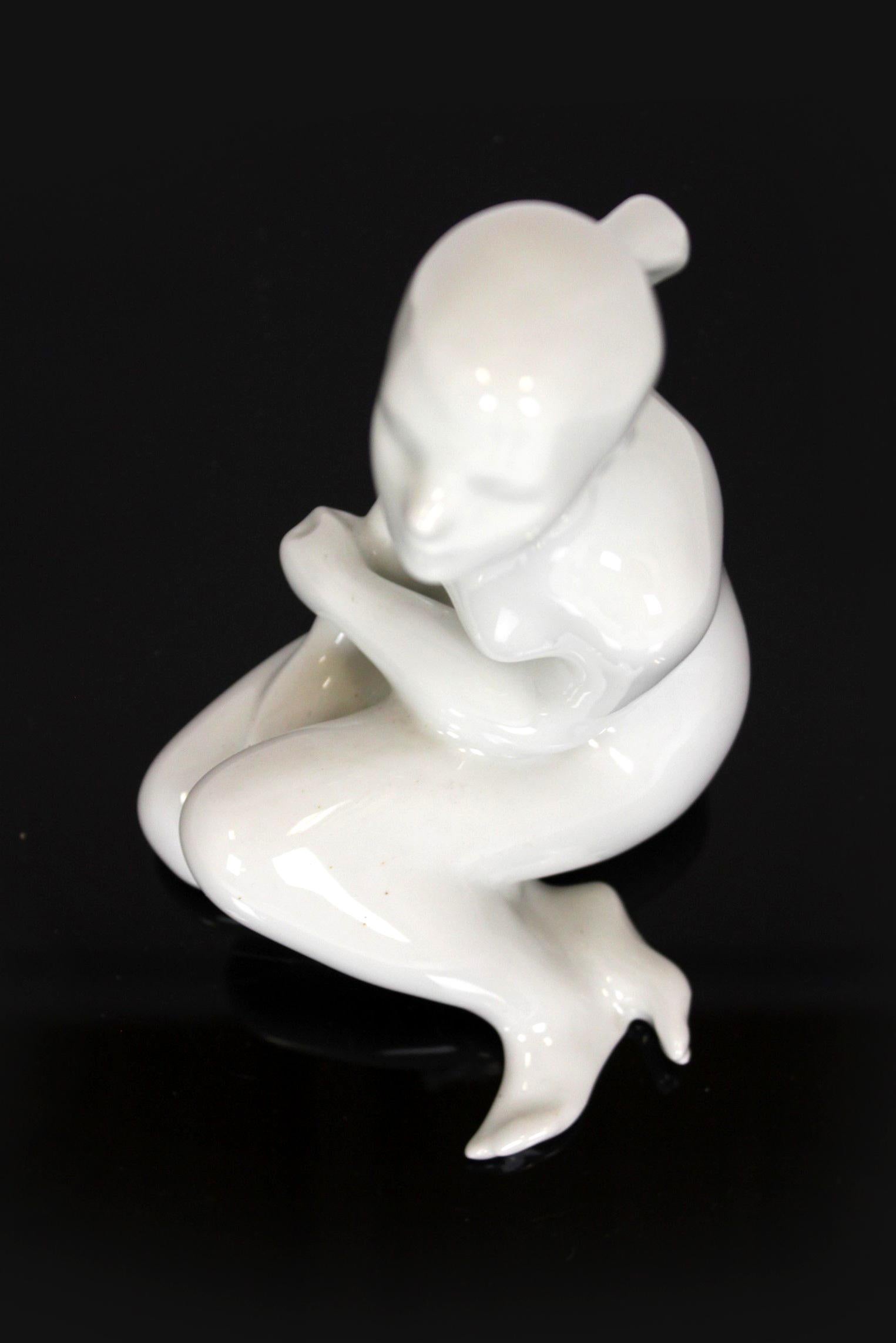 
Cette figurine en porcelaine représentant une femme nue a été fabriquée par Royal Dux dans les années 1960 en Tchécoslovaquie. La figurine est en très bon état.
