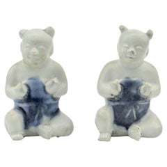 Deux figurines de garçons assis, Circa 1725, Dynastie Qing, règne de Yongzheng