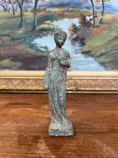 Figurina di una figura femminile in piedi in stile classico con patina invecchiata