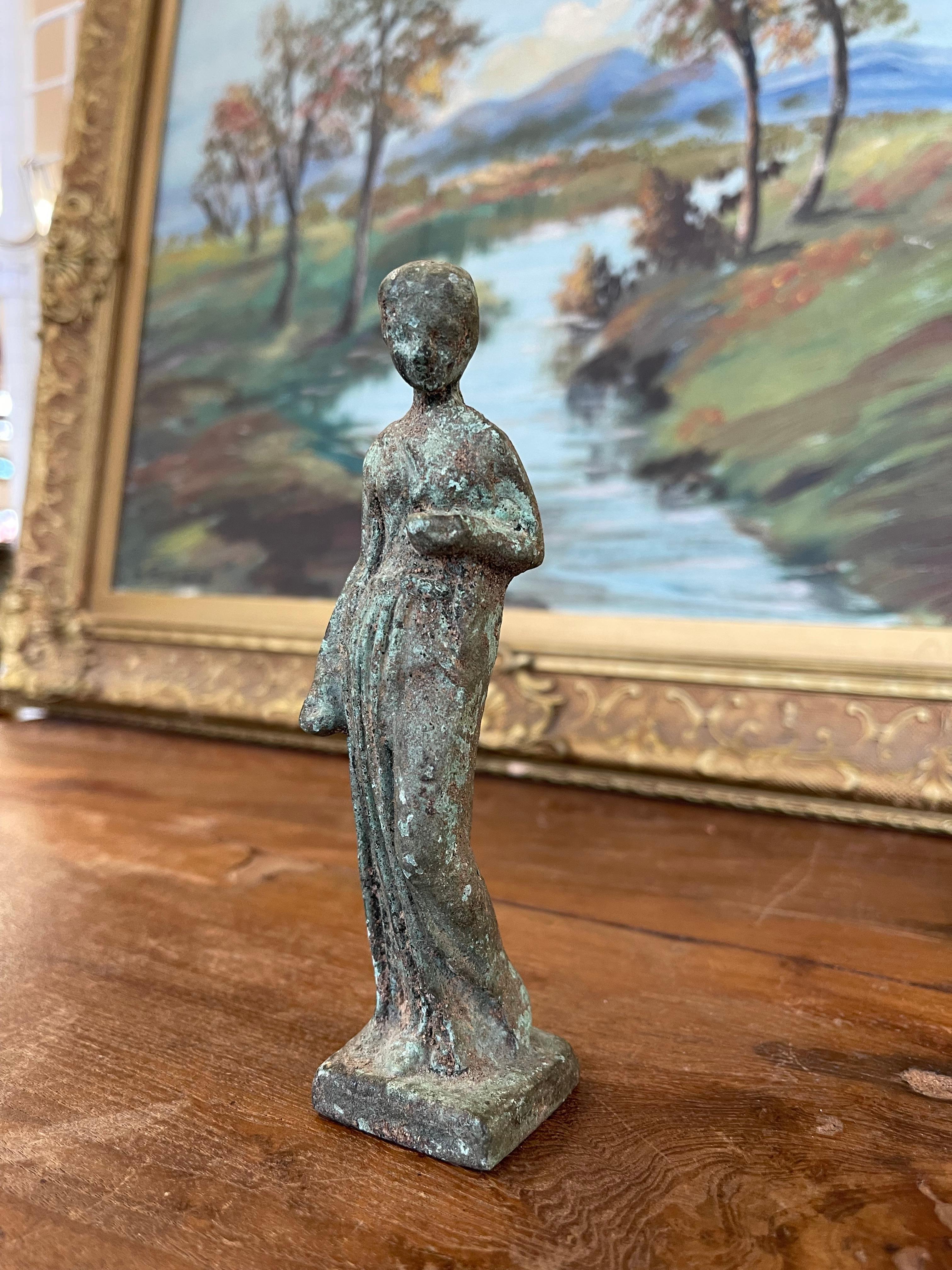 Mid-Century Modern Figurine d'une femme debout de style classique à la patine vieillie en vente