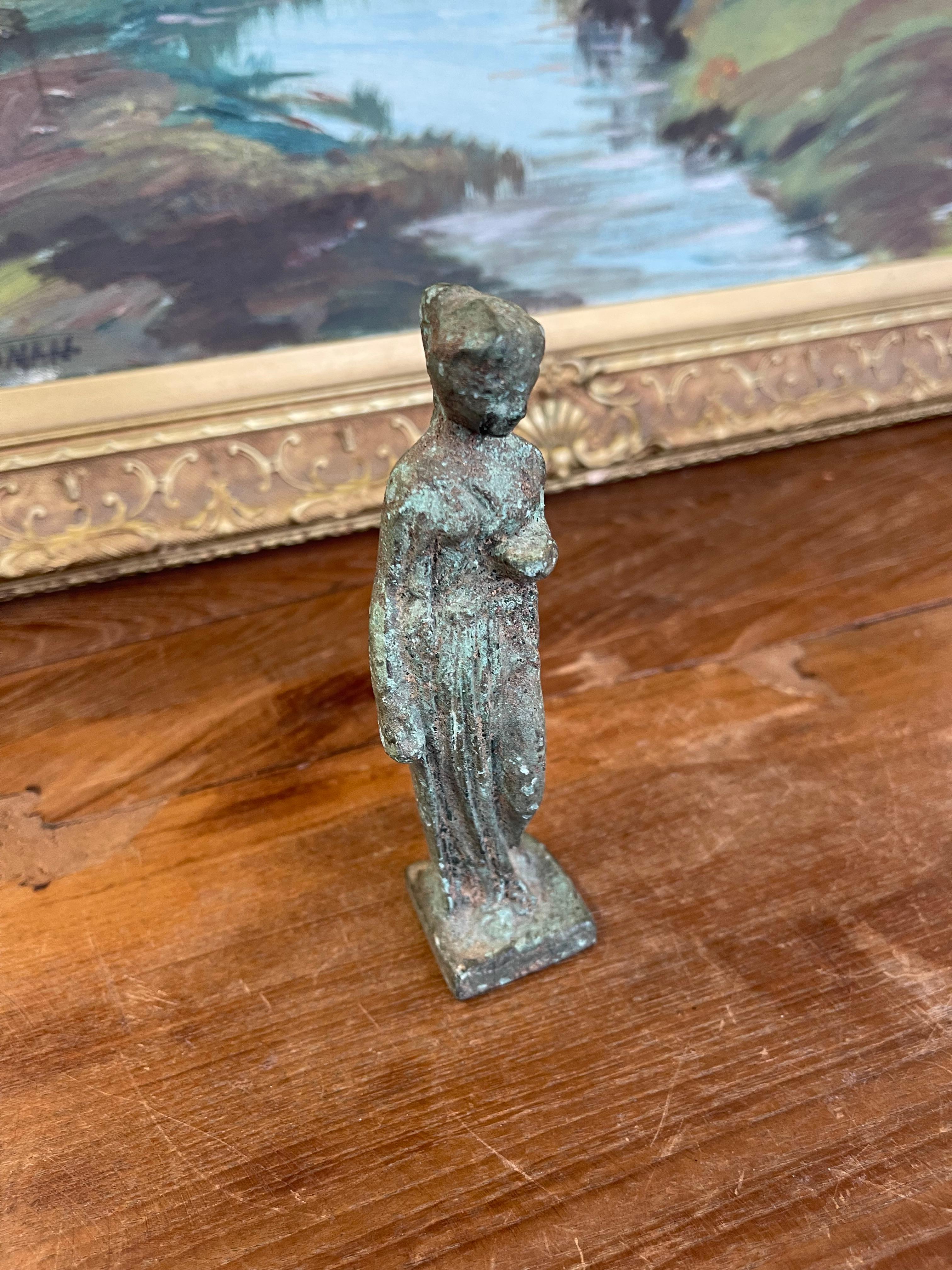 Figurine d'une femme debout de style classique à la patine vieillie Bon état - En vente à Seattle, WA