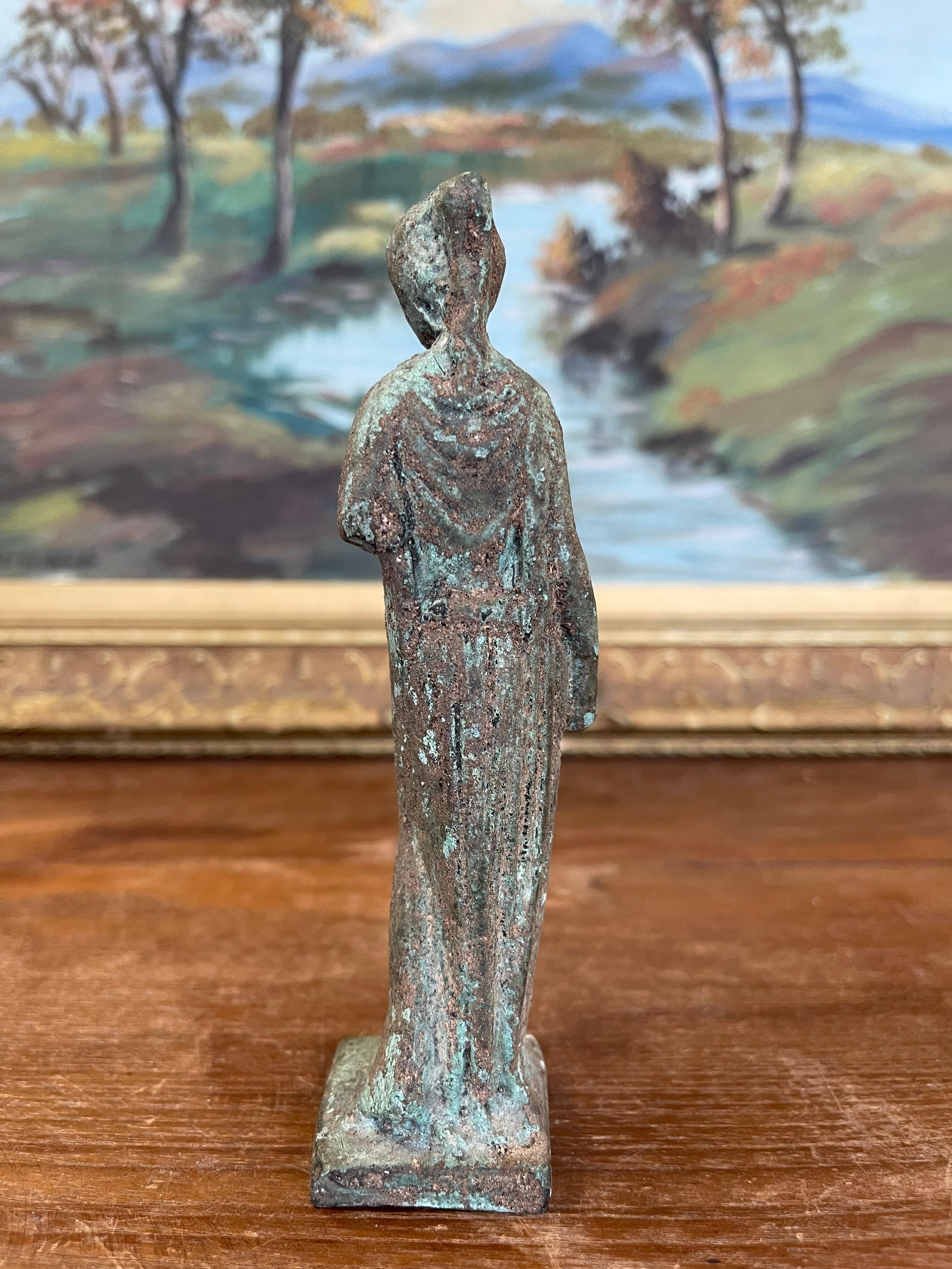 Fin du 20e siècle Figurine d'une femme debout de style classique à la patine vieillie en vente