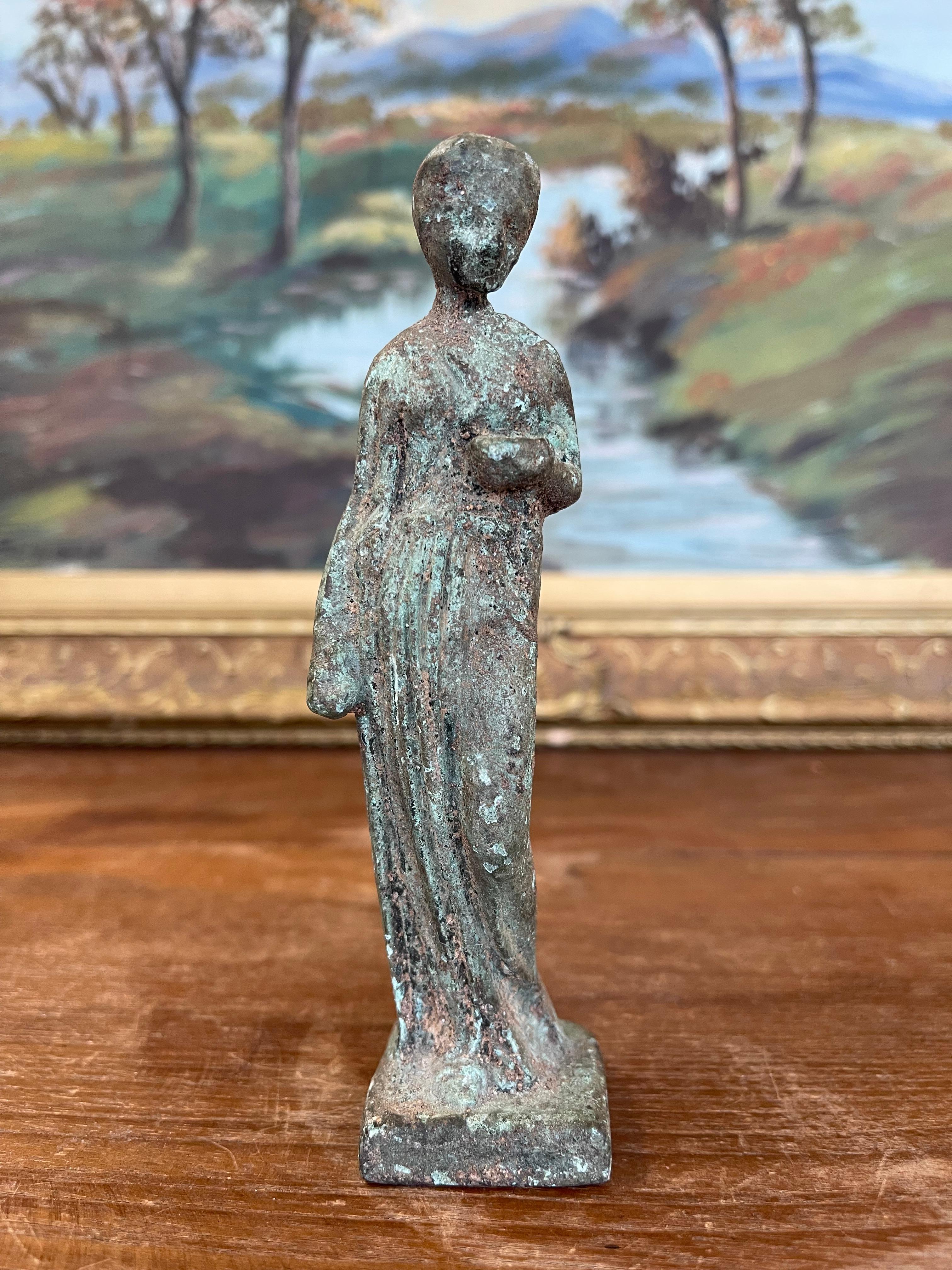 Métal Figurine d'une femme debout de style classique à la patine vieillie en vente