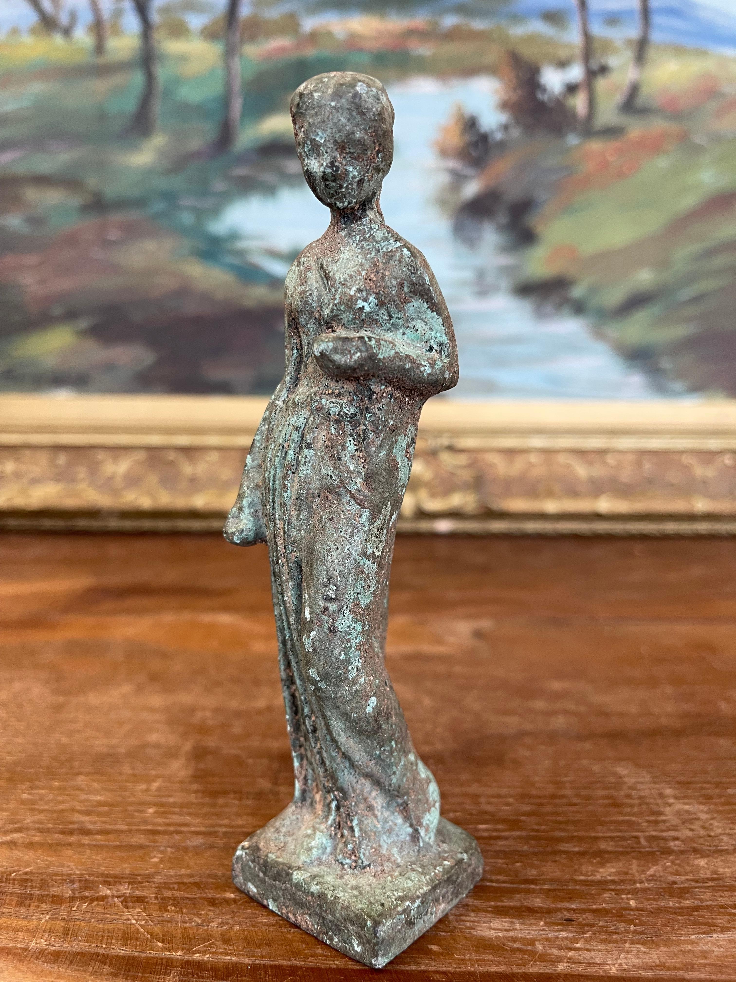 Figurine d'une femme debout de style classique à la patine vieillie en vente 1