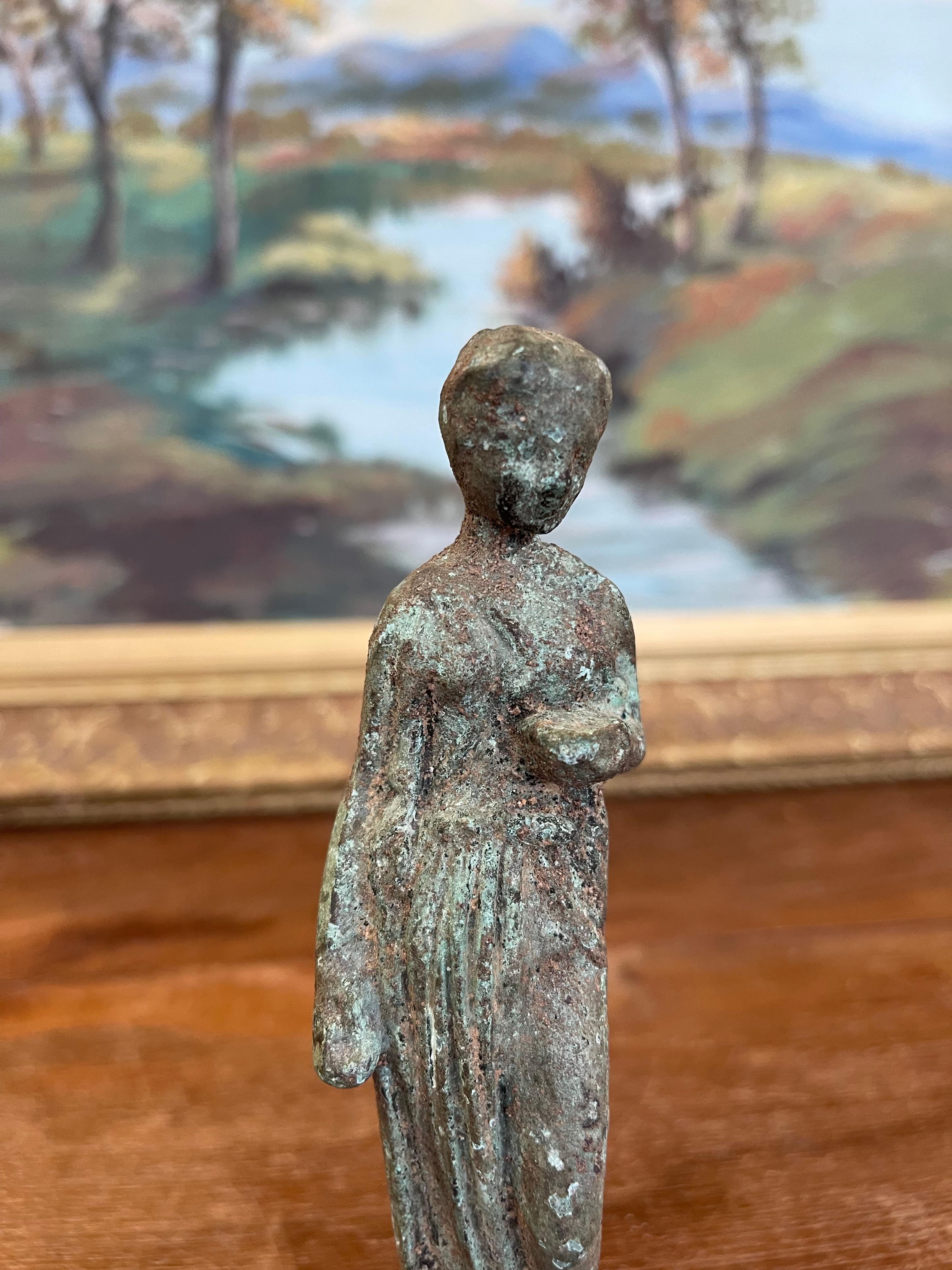 Figurine d'une femme debout de style classique à la patine vieillie en vente 2