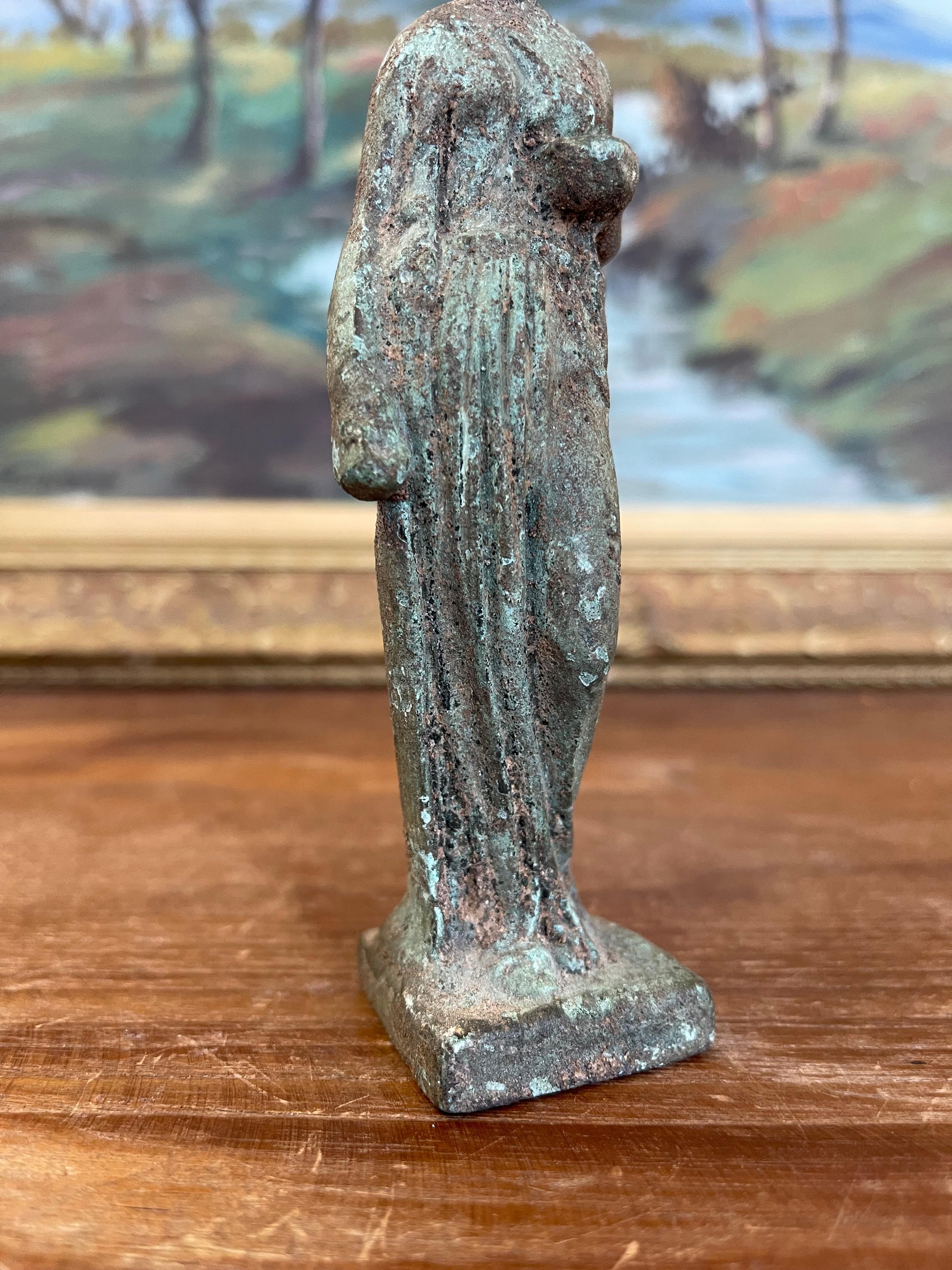 Figurine d'une femme debout de style classique à la patine vieillie en vente 3