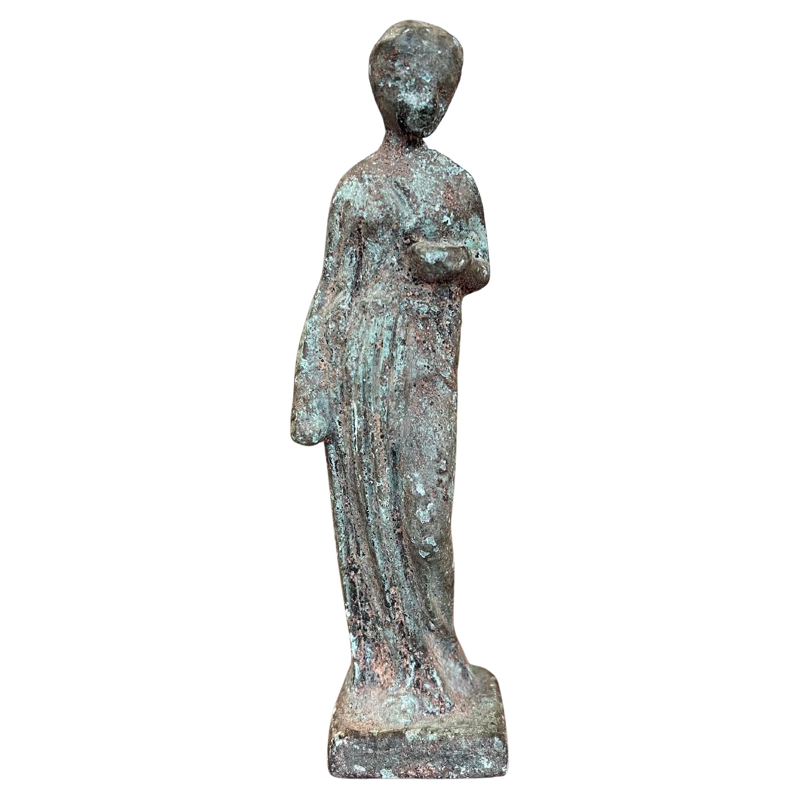 Figurine d'une femme debout de style classique à la patine vieillie en vente