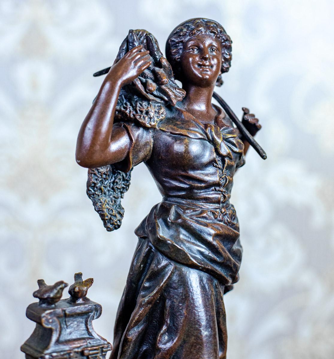 Figurine d'une femme avec un panier de poissons:: E. Rancoulet Bon état - En vente à Opole, PL