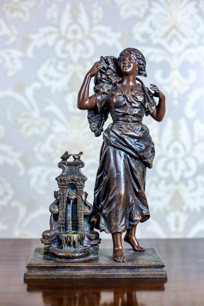 Zinc brut Figurine d'une femme avec un panier de poissons:: E. Rancoulet en vente