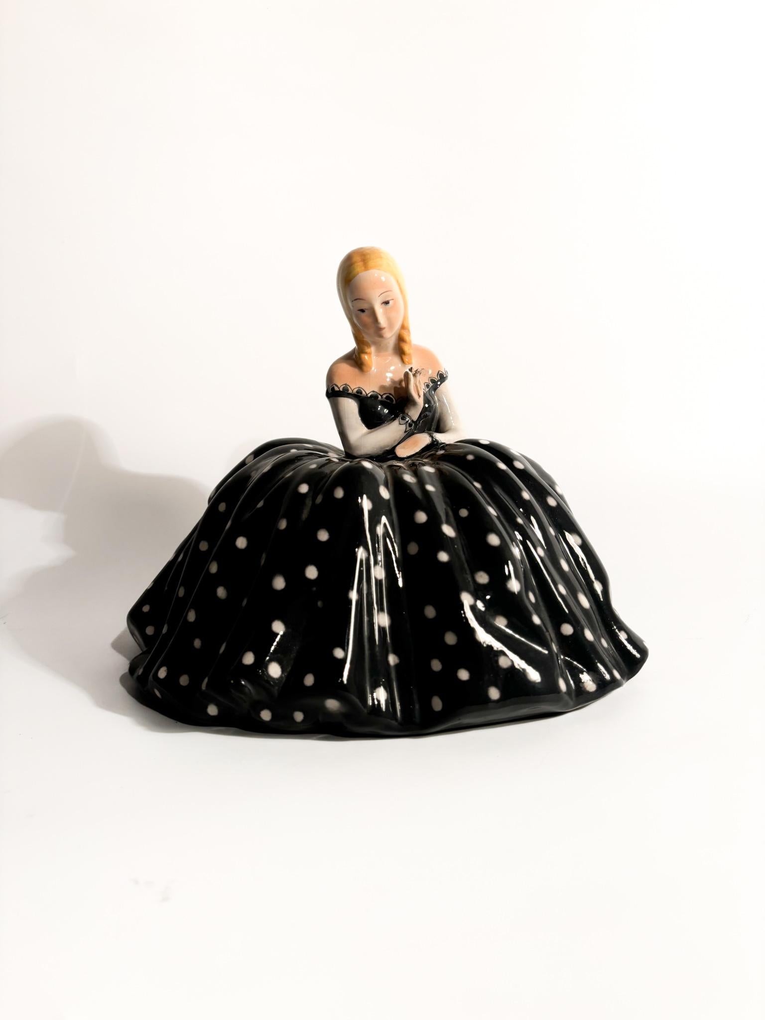 Scultura di donna in ceramica maiolicata modellata e dipinta in policromia, creata da Tarcisio Tosin negli anni Cinquanta.

Ø 21 cm Ø 15 cm h 18 cm

Tarcisio Tosin è un nome che evoca un'epoca d'oro della ceramica italiana. Le sue creazioni,