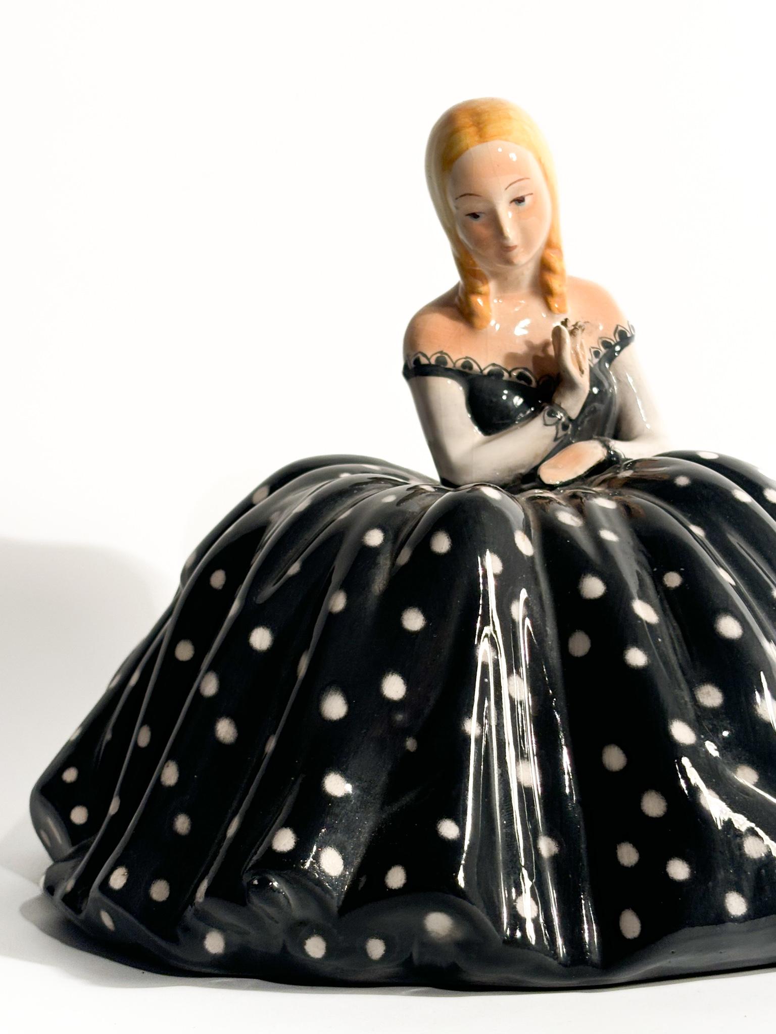 Italiano Statuetta di donna in ceramica maiolicata di Tarcisio Tosin, anni '50 in vendita
