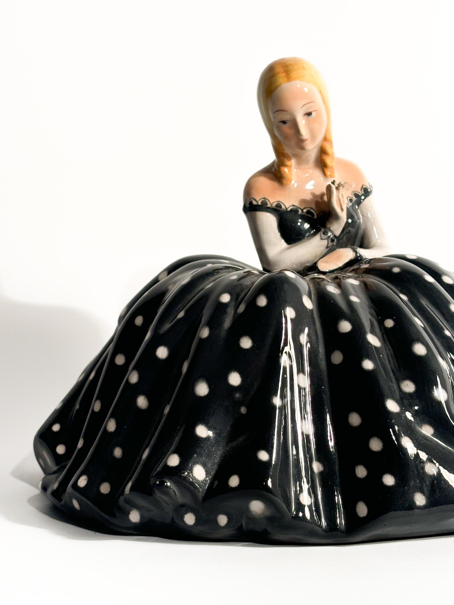Statuetta di donna in ceramica maiolicata di Tarcisio Tosin, anni '50 In condizioni buone in vendita a Milano, MI