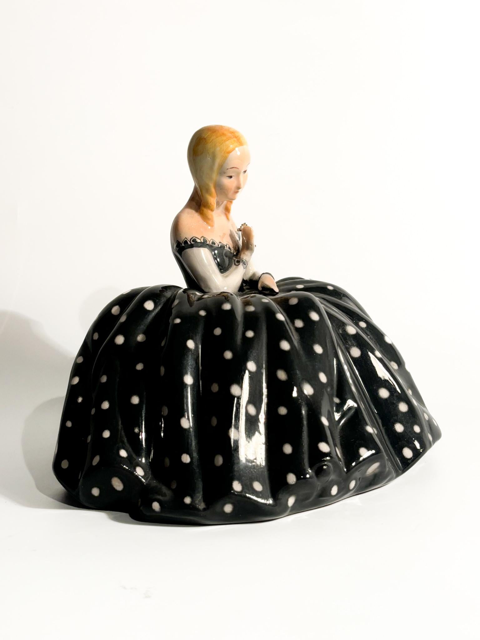 Metà XX secolo Statuetta di donna in ceramica maiolicata di Tarcisio Tosin, anni '50 in vendita