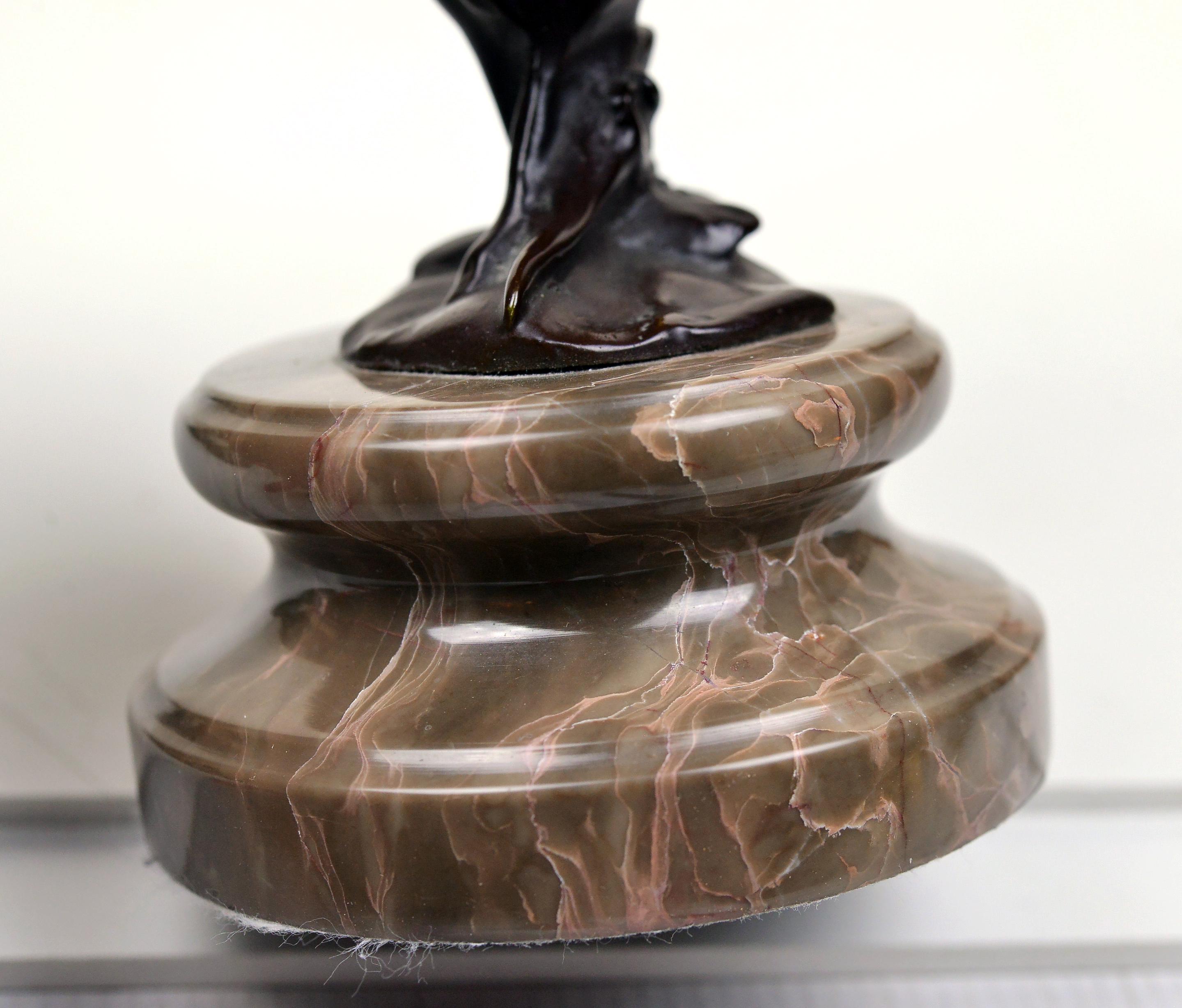 Statuetta di Pollicino in bronzo patinato e base in pietra Liberty del XIX secolo in vendita 1