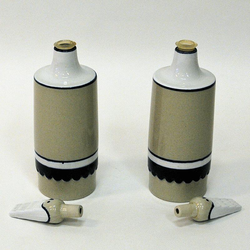 Vernissé Paire de figurines en céramique représentant des bouteilles d'huile et de viande en céramique par Hgans, années 1950, Suède en vente