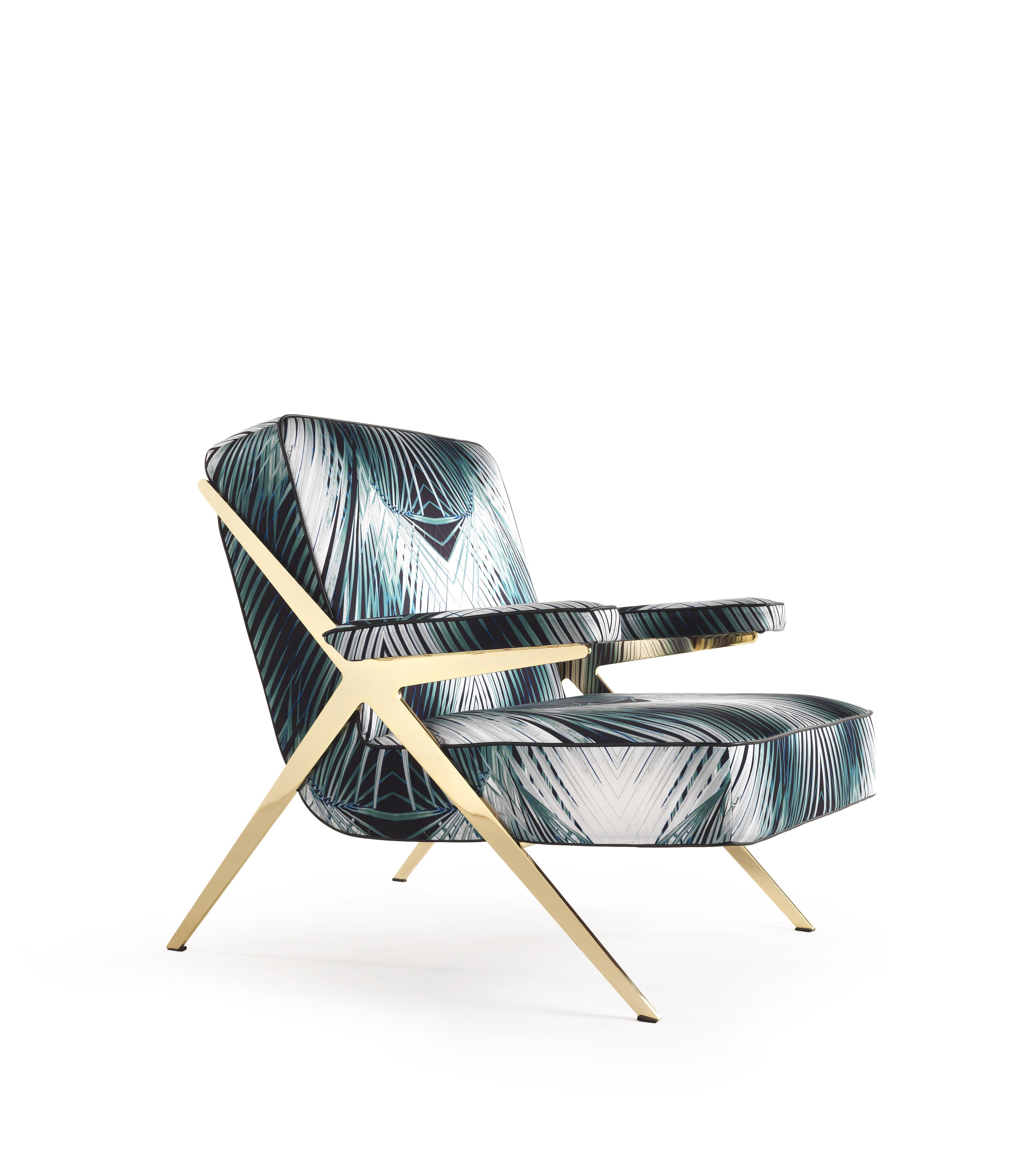 With its irresistible fifties charm revisited in a contemporary key, the Fiji armchair is characterized by the dynamism and essentiality of the lines. Presented this year with the new silk upholstery with banana leaf print, the Fiji armchair becomes