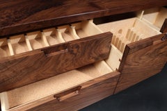 FIJN Sideboard aus massivem schwarzem Nussbaumholz, auf Lager