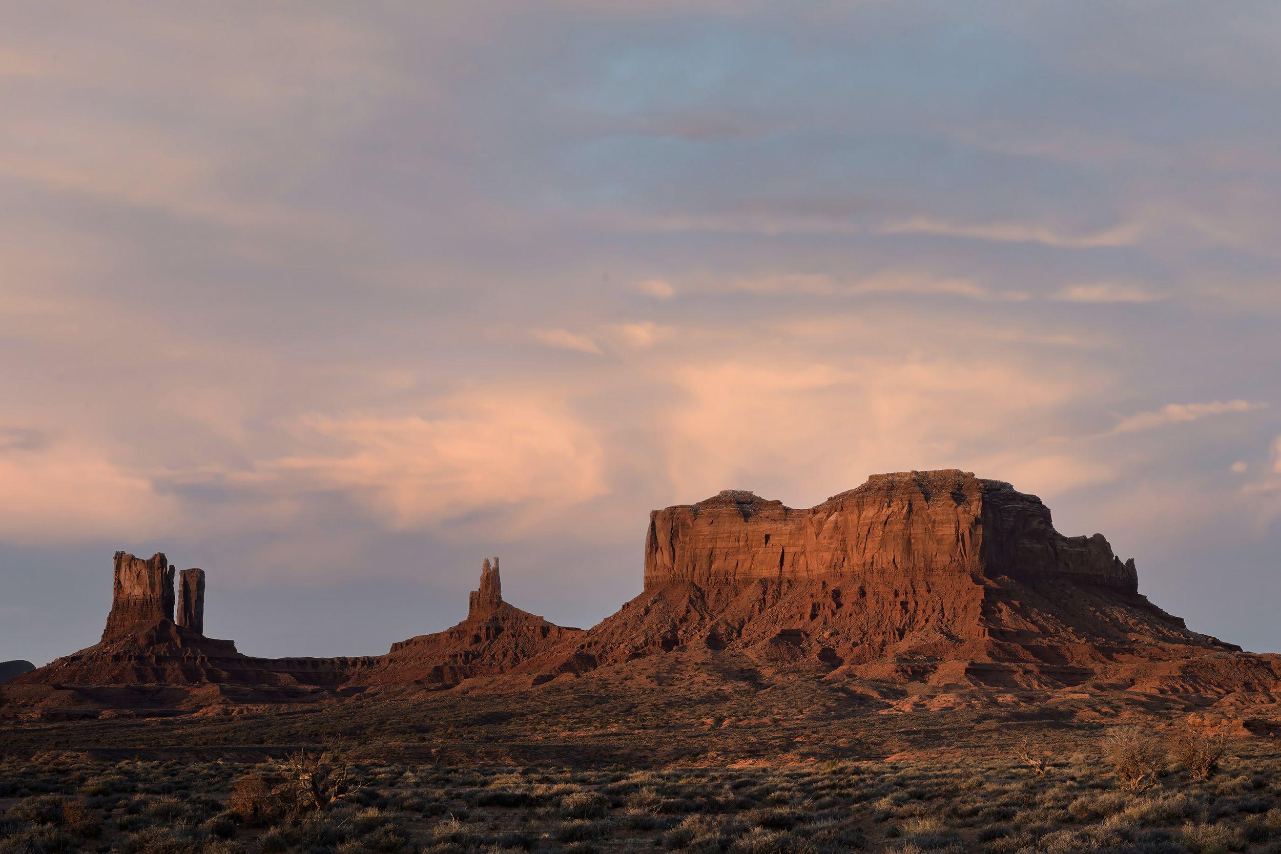 Color Photograph Fikry Botros - Coucher de soleil sur Monument Valley, photographie, jet d'encre d'archives