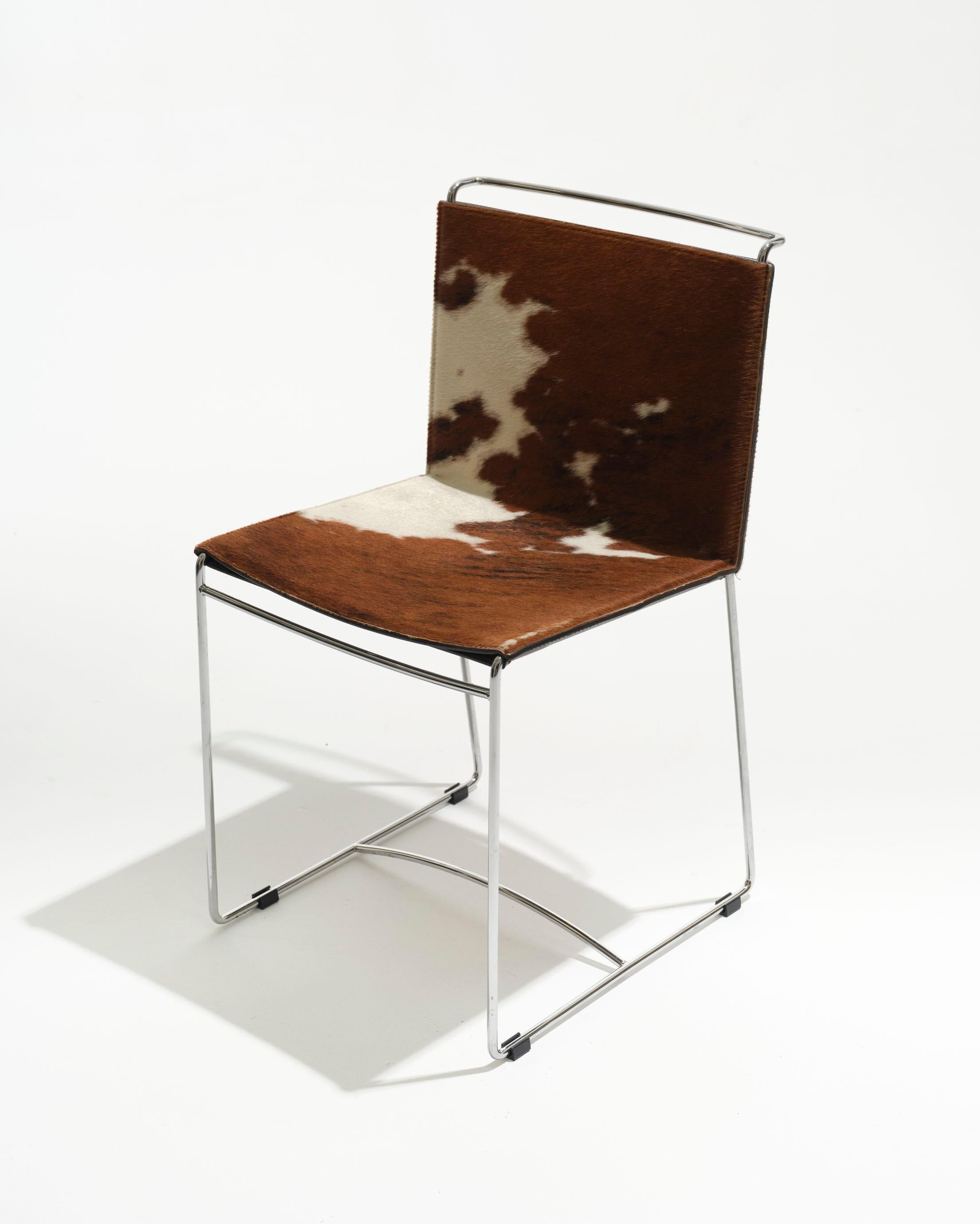 Silla Fil de piel de vaca y metal, diseñada por Pascal Mourgue para Cinna / Ligne Roset en los años 80.
Armazón de metal tubular con líneas limpias y aireadas. El asiento y el respaldo están tapizados en piel de vacuno, con un cierre de cremallera