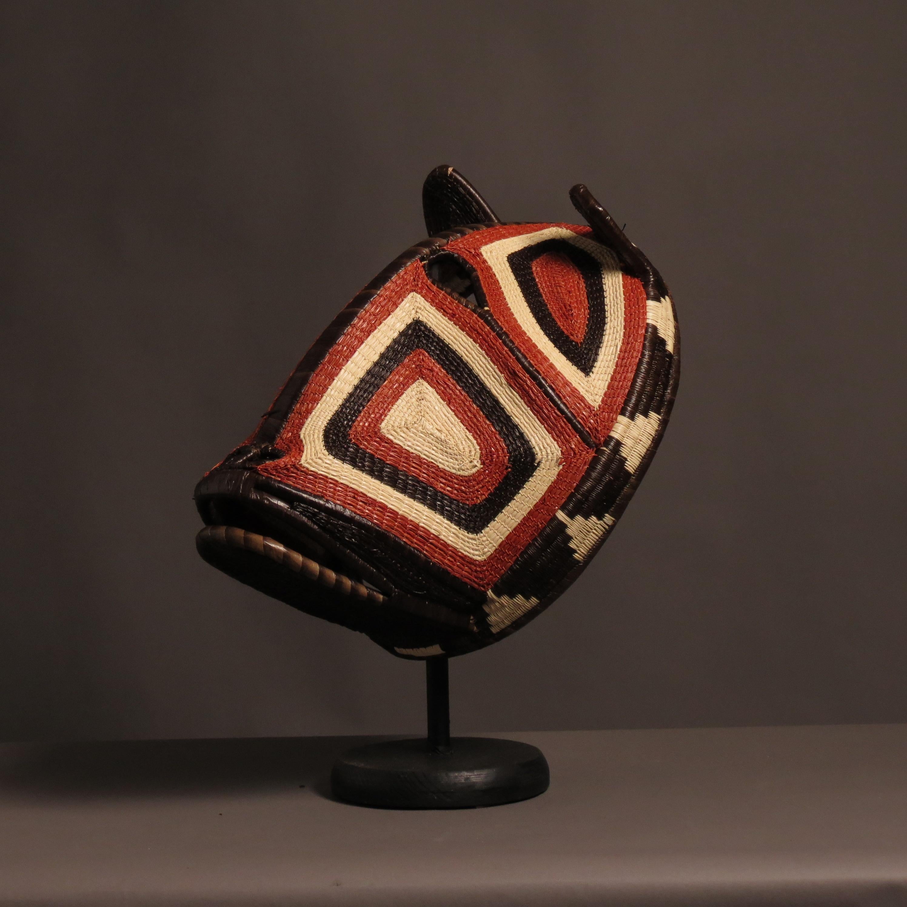 Extraordinaire œuvre d'art et de décoration, ce masque est issu des croyances et rituels chamaniques des tribus d'Amérique centrale.
Les peuples indigènes divisent le monde en deux, un monde visible et un monde parallèle qui est invisible.
Ces