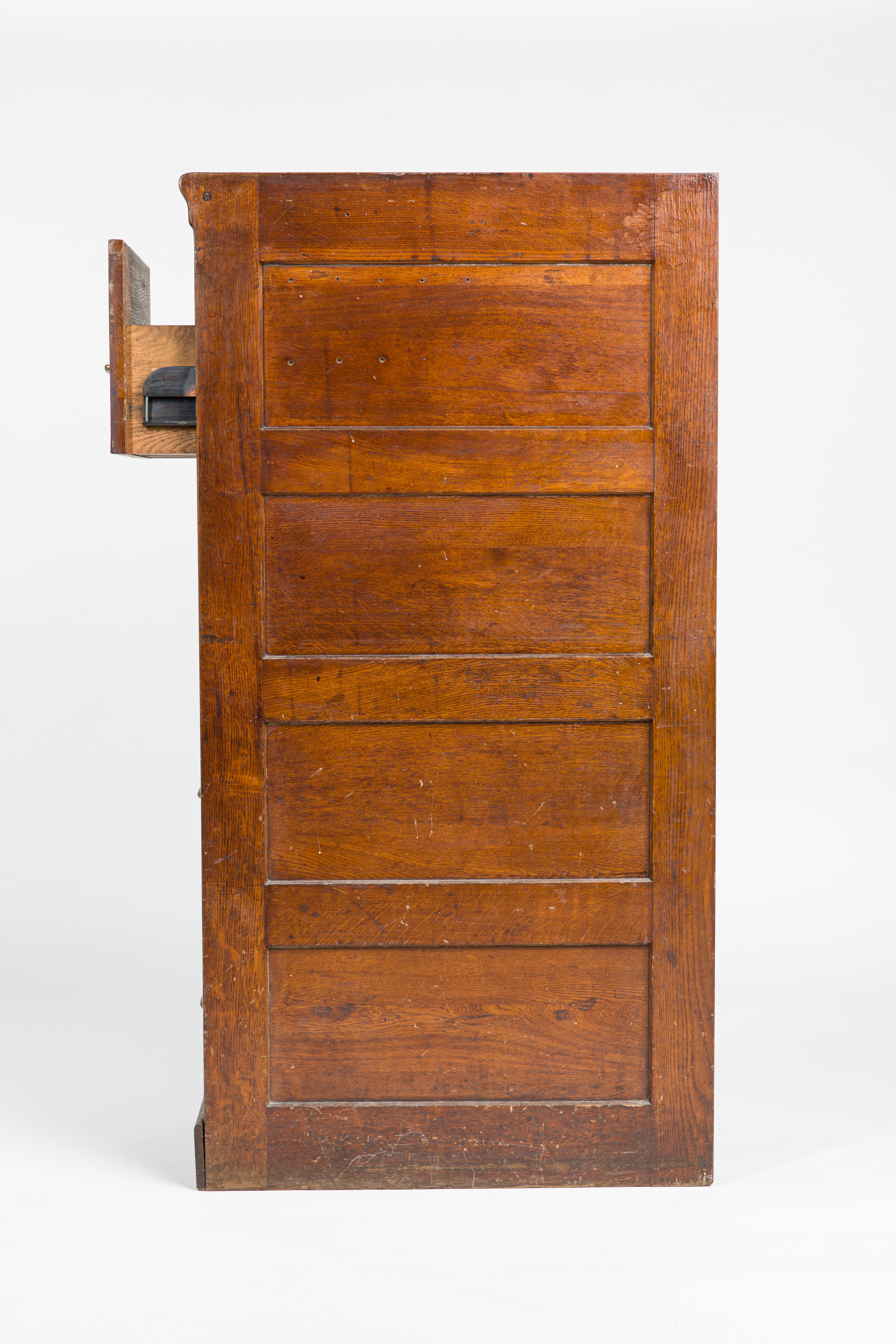 File cabinet of massively stained oak with four drawers.
Measures: H. 135, B. 40, D. 71 cm.
Occurrence of wear.
Provenance: Danish rock singer Stig Pedersen.