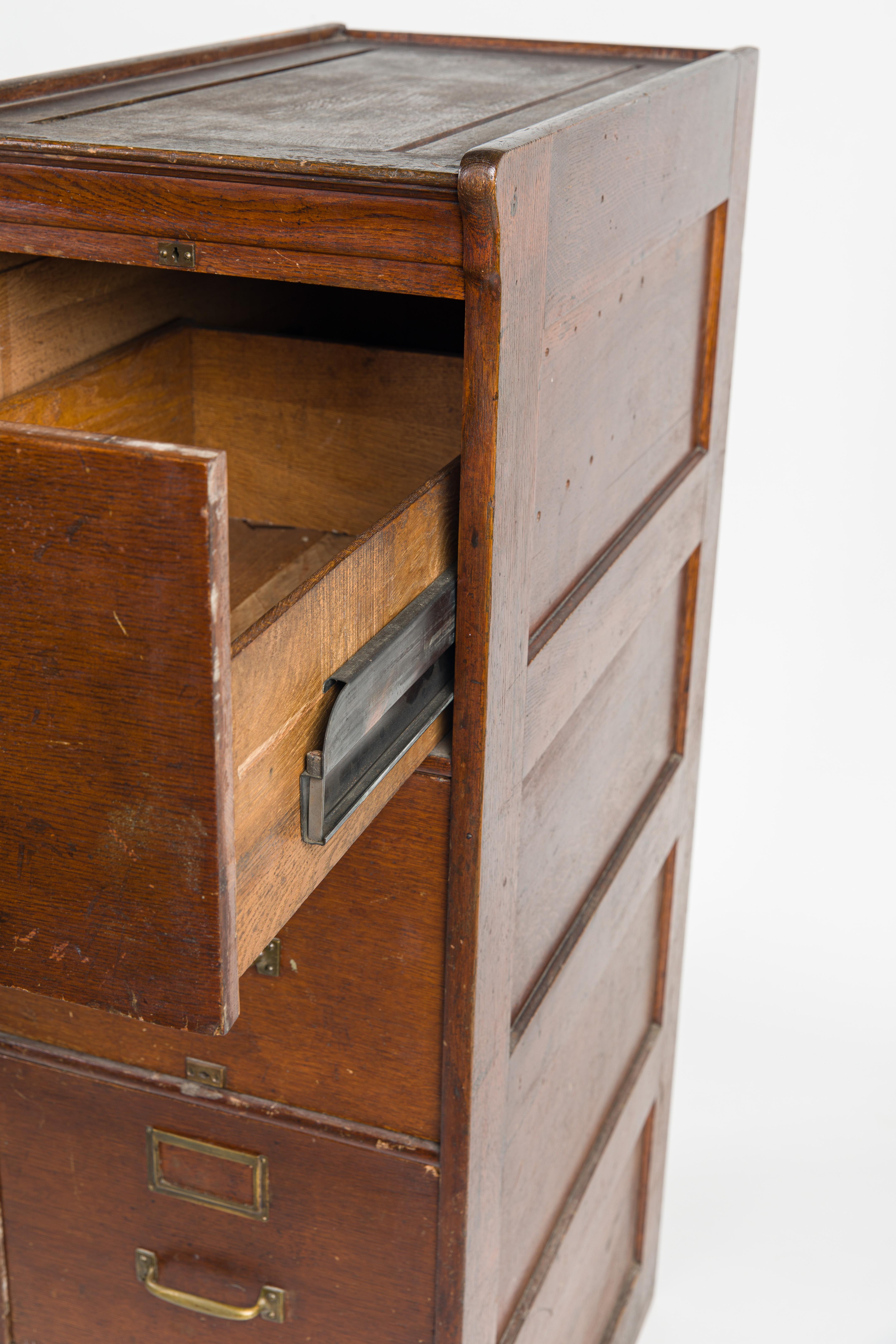 Mid-Century Modern Meuble de bureau vintage à quatre tiroirs en chêne massivement teinté en vente