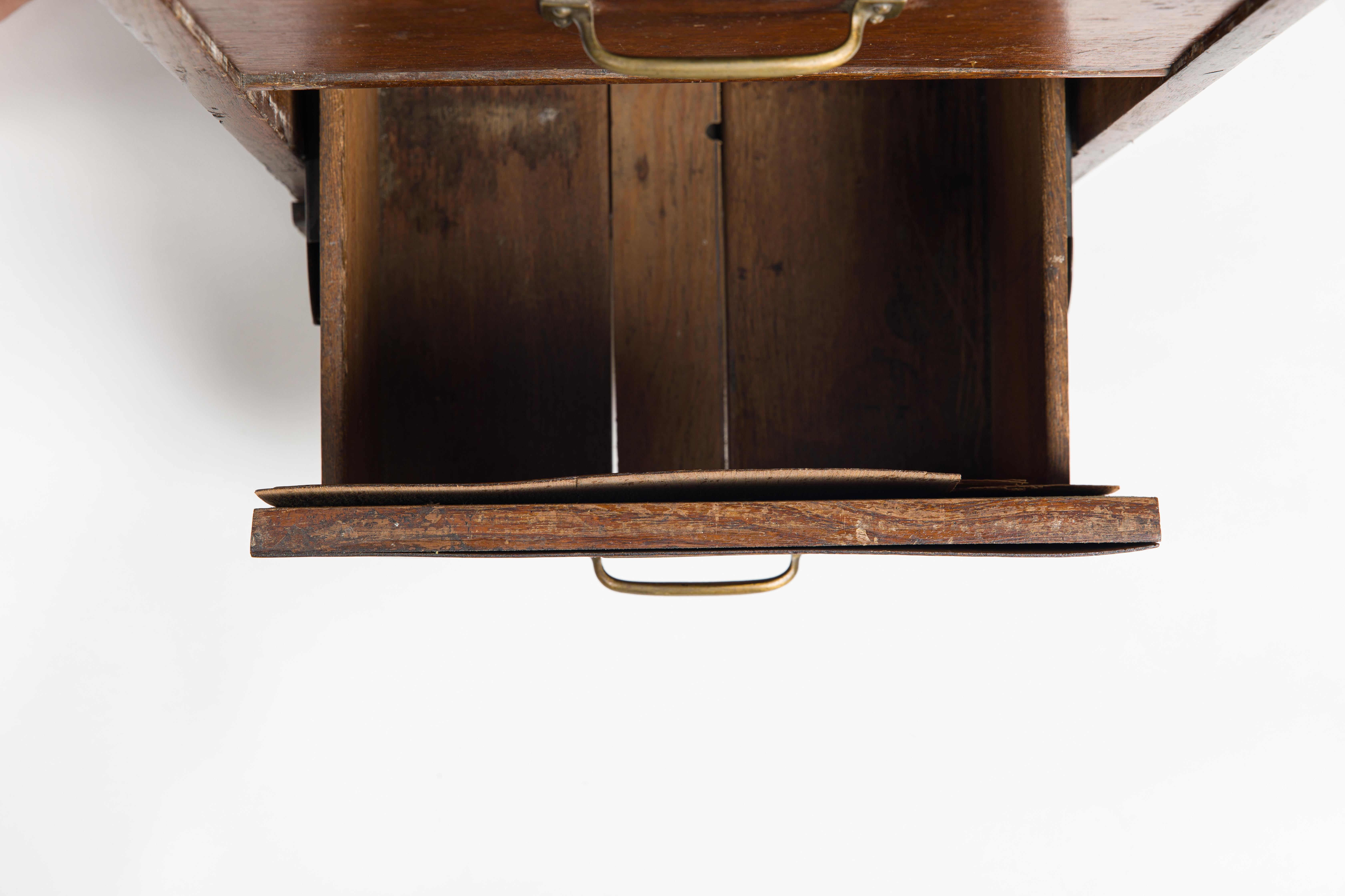 Danois Meuble de bureau vintage à quatre tiroirs en chêne massivement teinté en vente