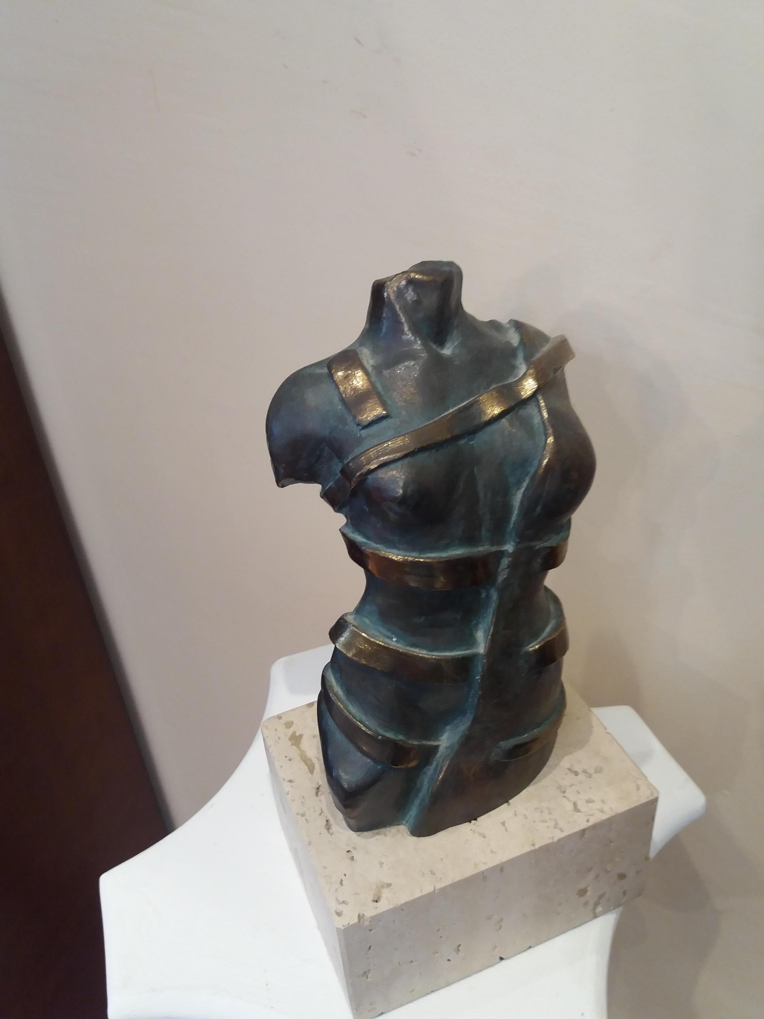 Torso Original resin esculpture - Gray Figurative Sculpture by Fili Plaza